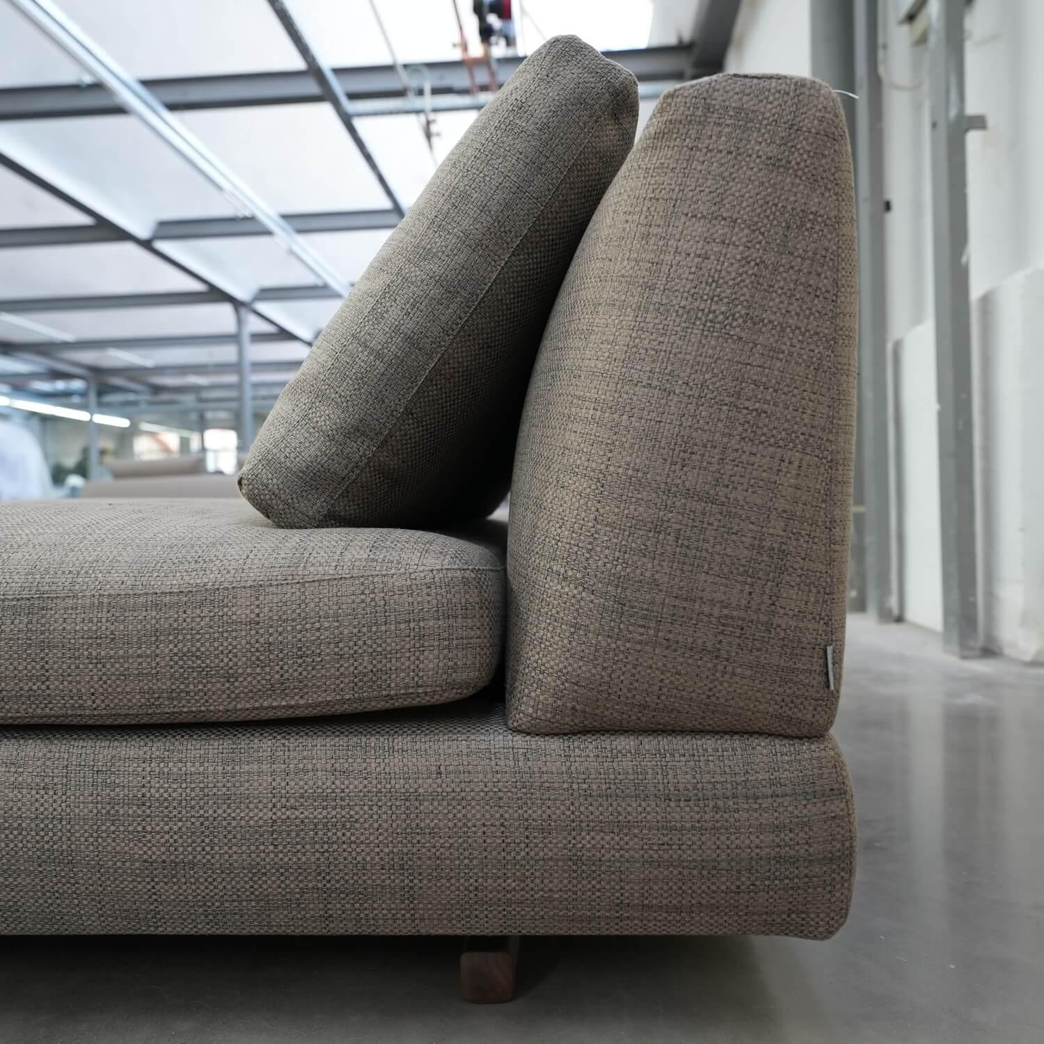 Tama Living Sofa Stoff Duala 7672 Schach Grau Kufen Nussbaum