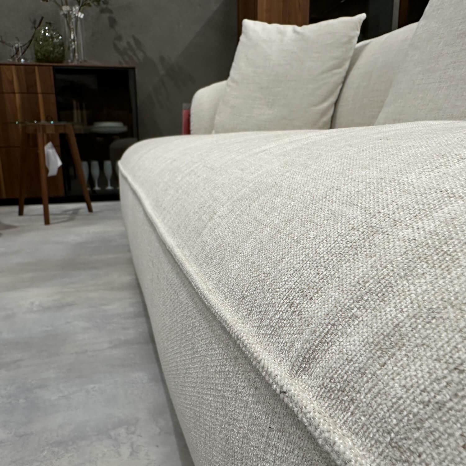 Walter Knoll Ishino Sofa Garbo Stoff Beige mit Kissen