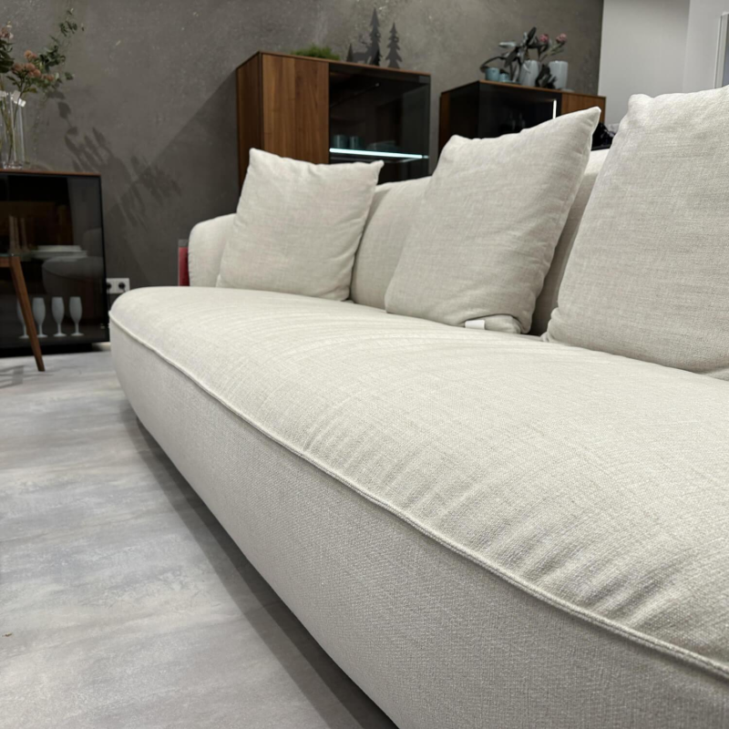 Walter Knoll Ishino Sofa Garbo Stoff Beige mit Kissen