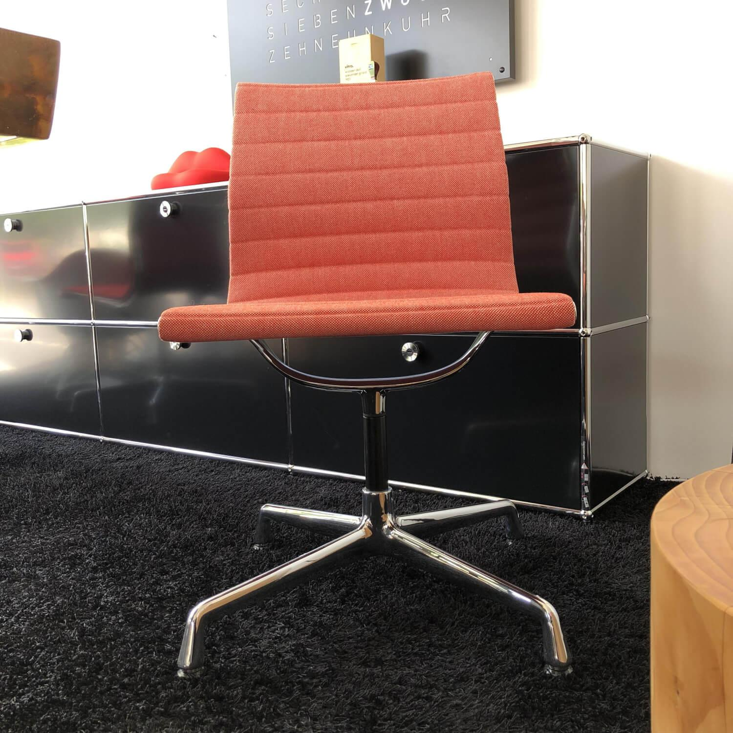 Vitra EA 101 Stuhl Aluminium Mohnrot Elfenbein