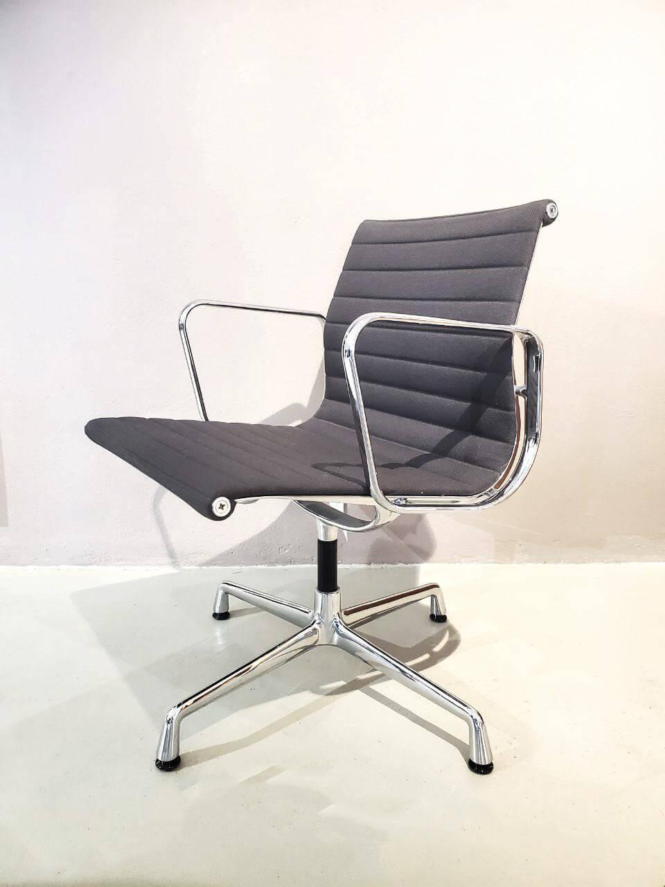Vitra Stuhl Aluminium EA 108 Stoff Schwarz