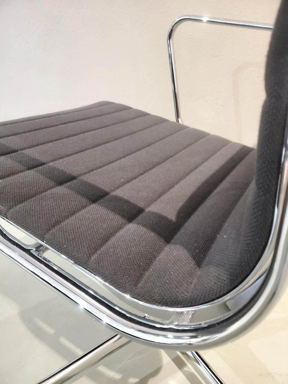 Vitra Stuhl Aluminium EA 108 Stoff Schwarz