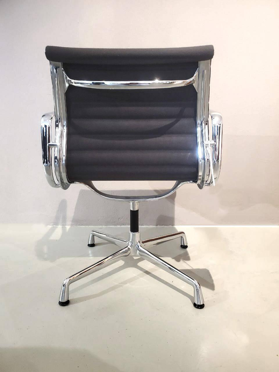 Vitra Stuhl Aluminium EA 108 Stoff Schwarz