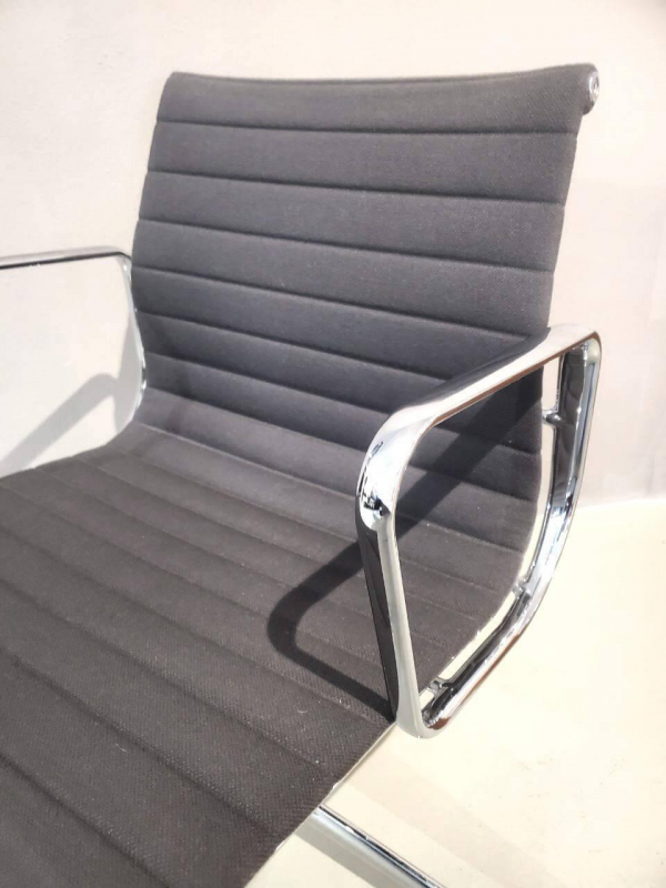 Vitra Stuhl Aluminium EA 108 Stoff Schwarz