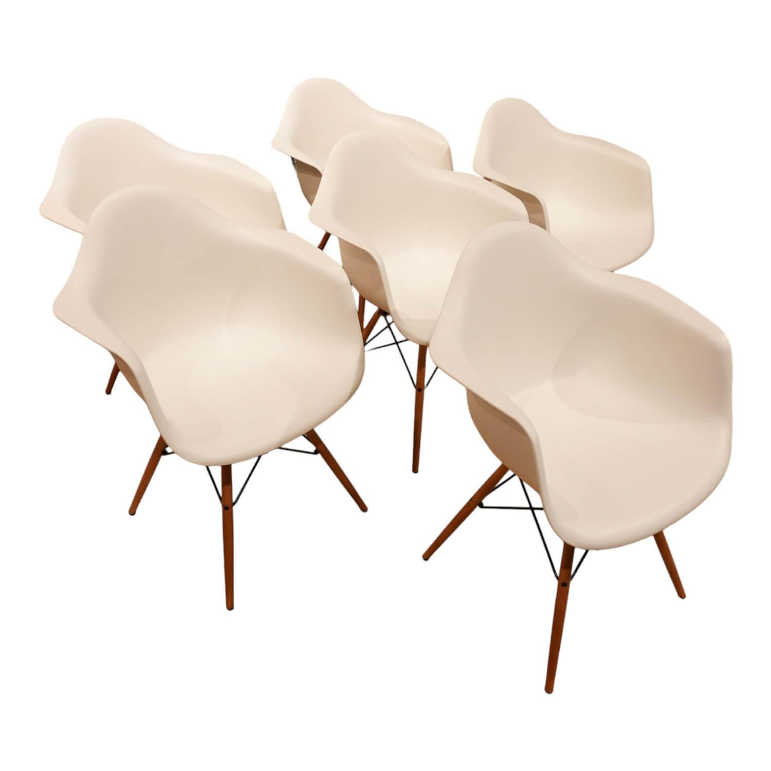 Vitra Eames Plastic Armchair DAW Polypropylen Gelblich