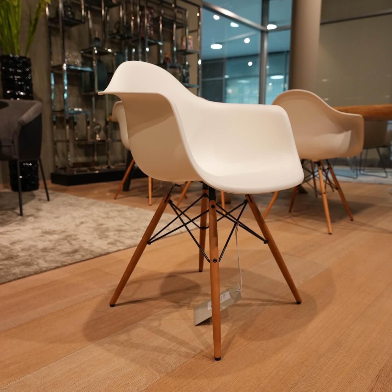 Vitra Eames Plastic Armchair DAW Polypropylen Gelblich