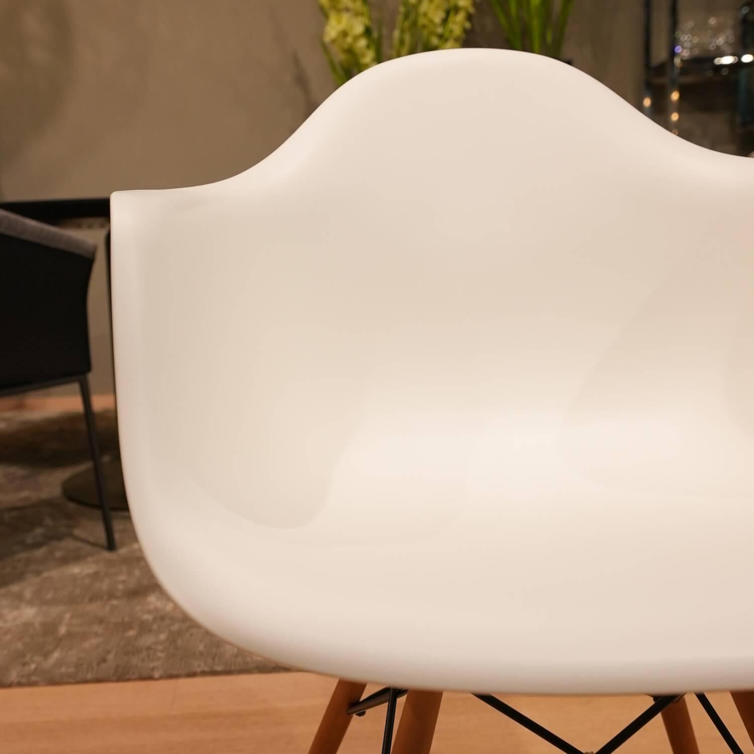 Vitra Eames Plastic Armchair DAW Polypropylen Gelblich