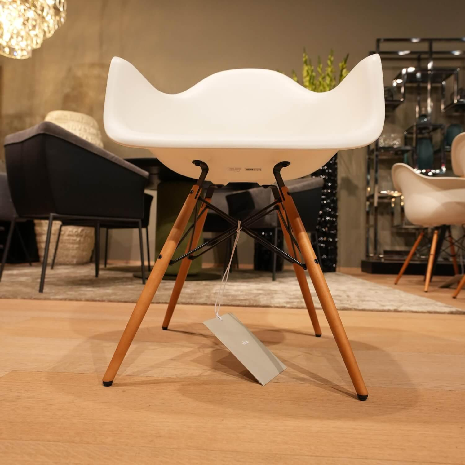Vitra Eames Plastic Armchair DAW Polypropylen Gelblich