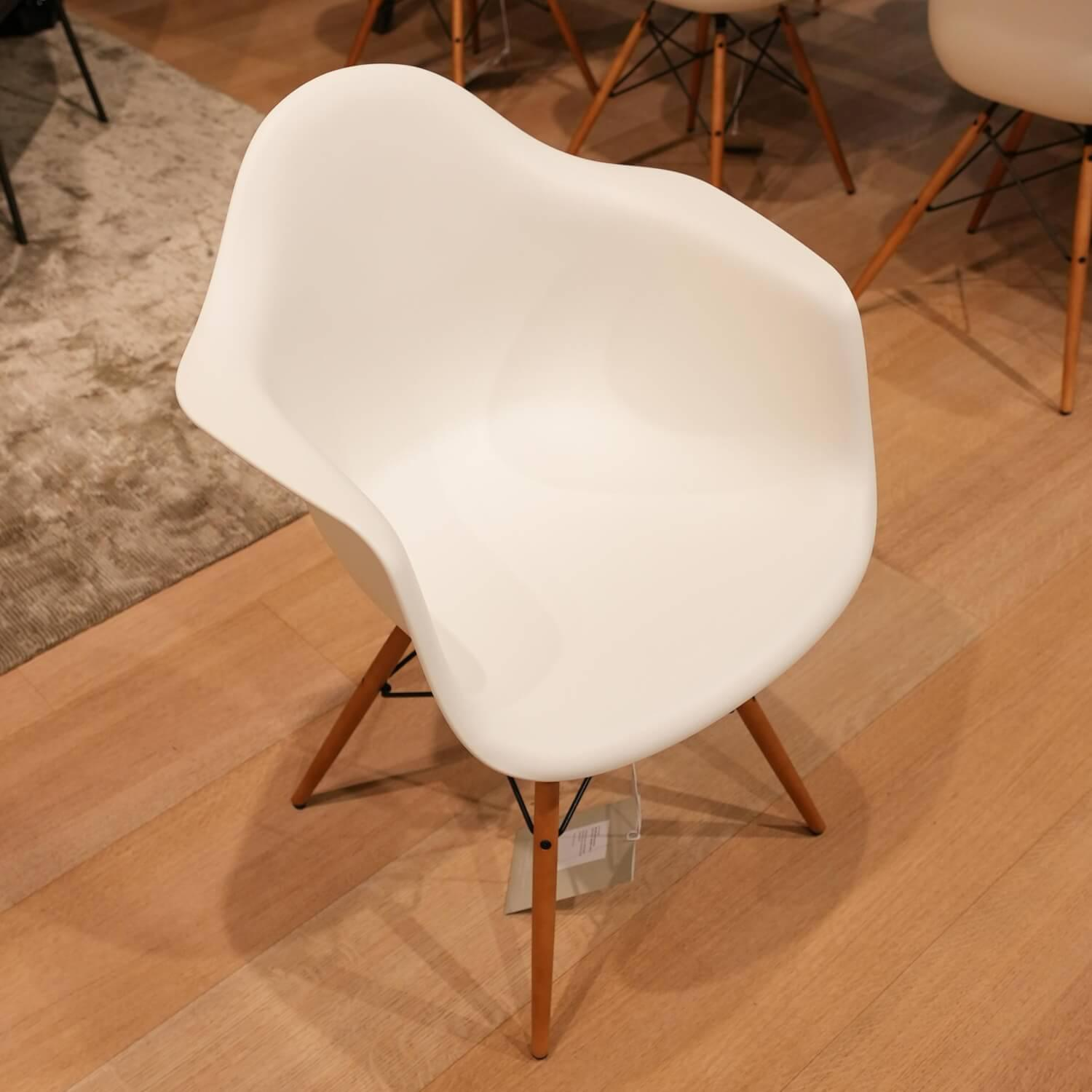 Vitra Eames Plastic Armchair DAW Polypropylen Gelblich