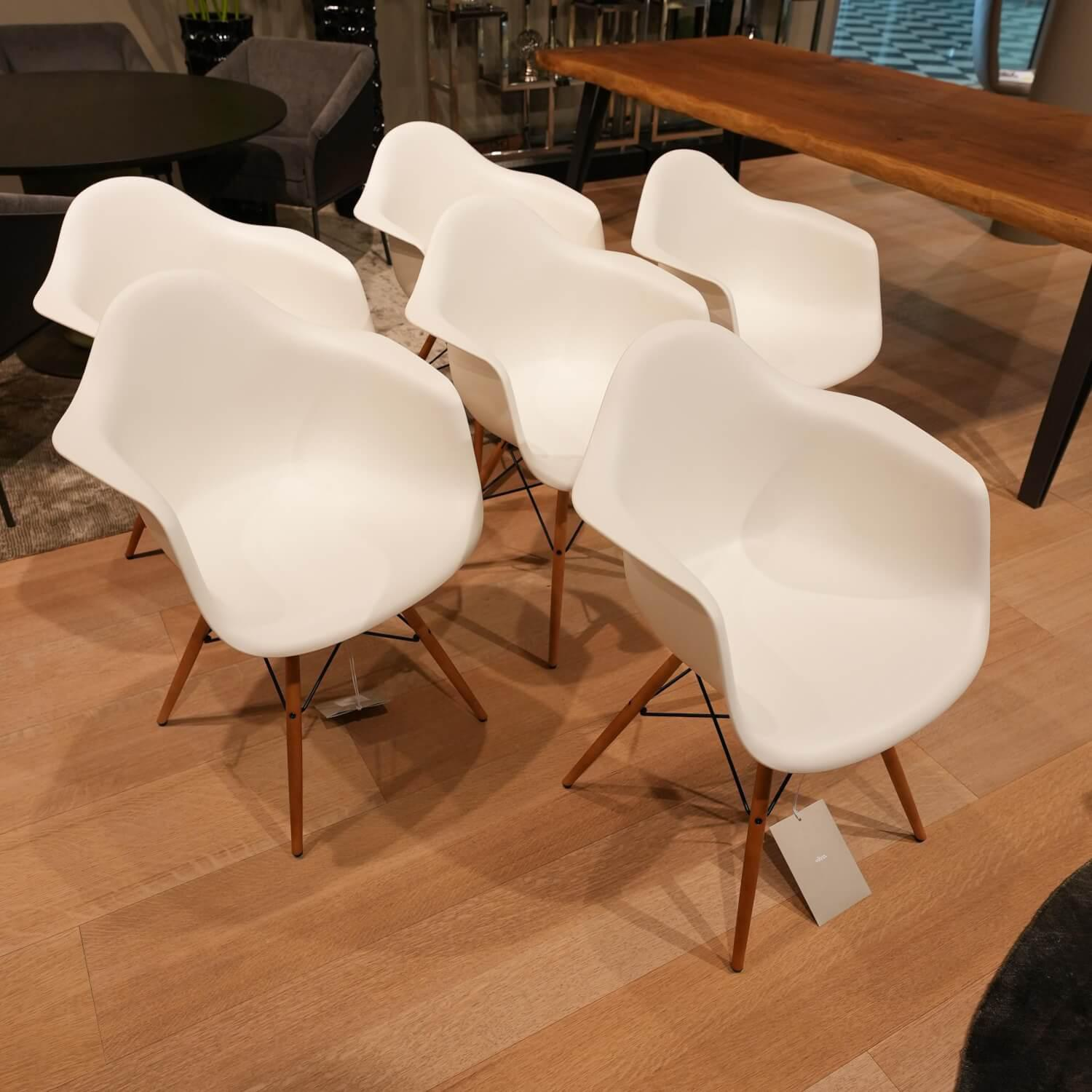 Vitra Eames Plastic Armchair DAW Polypropylen Gelblich