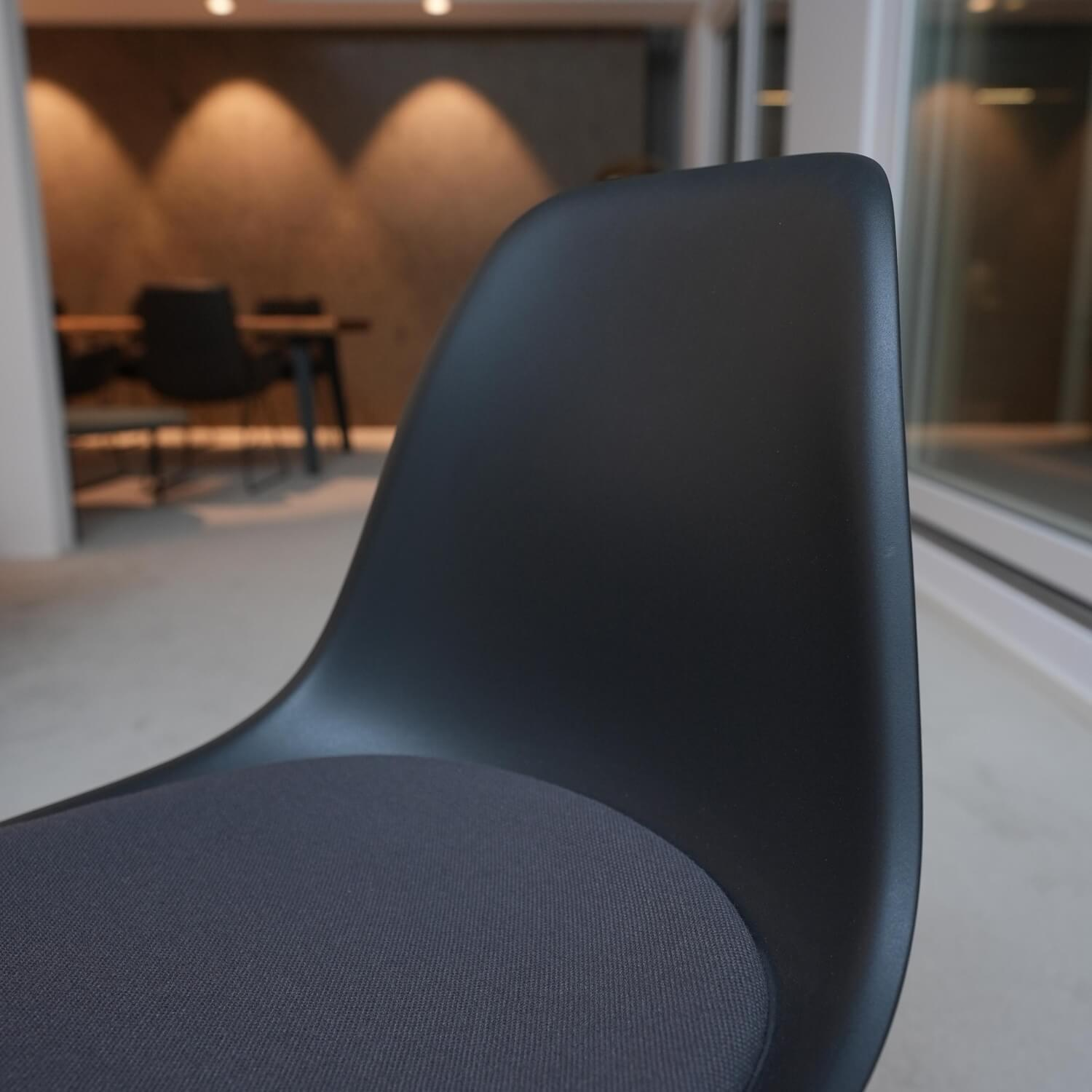 Eames Plastic Side Chair DSR Dunkelgrau