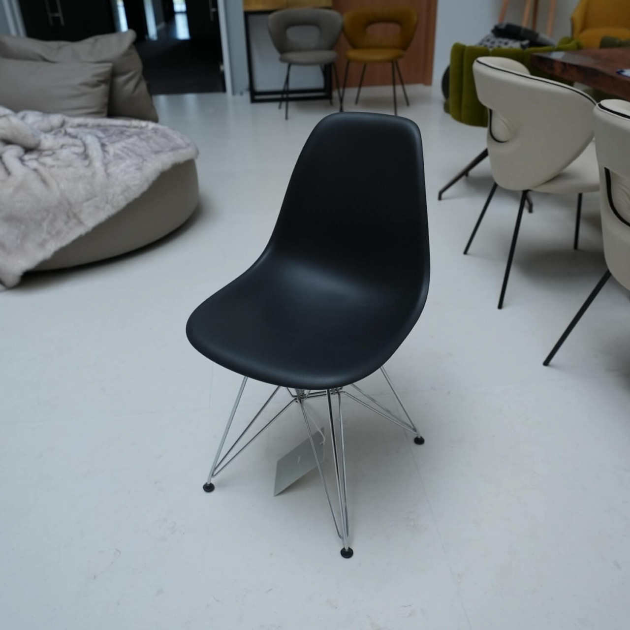 Eames Plastic Sidechair DSR Wire Frame Black