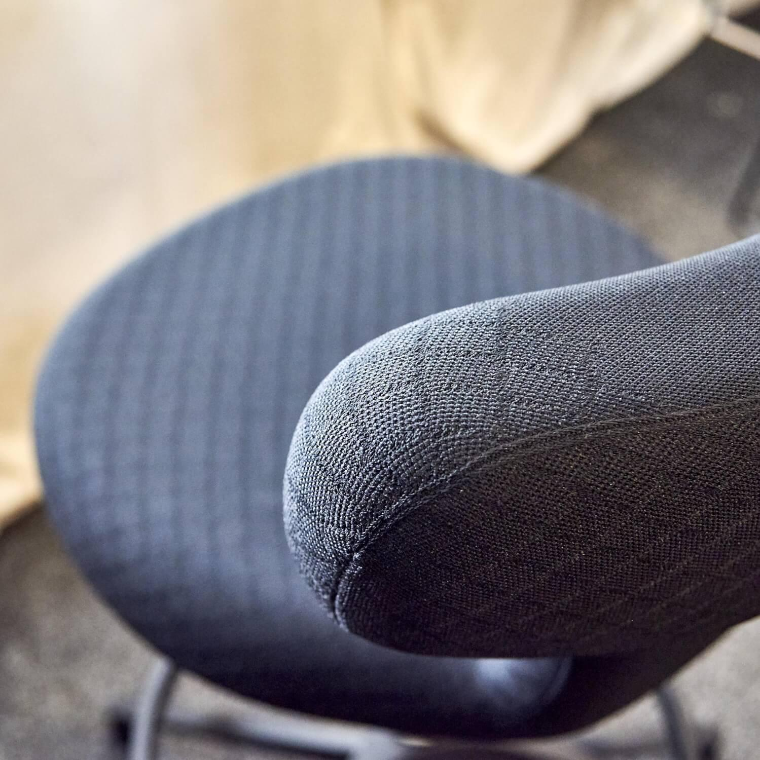 Vitra Pivot Barhocker Stoff Schwarz Aluminium poliert