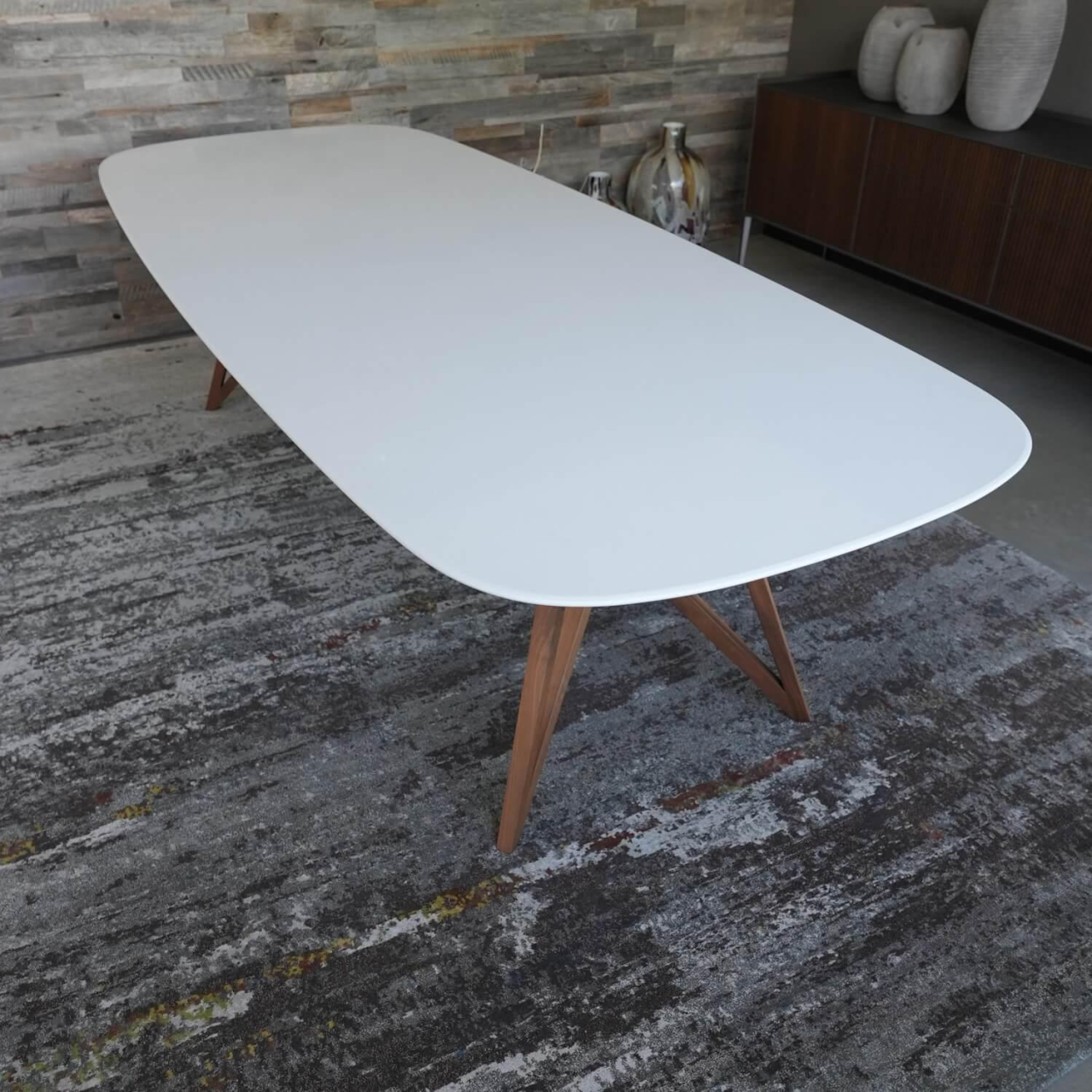 Tisch Seito Quarzstein Weiß Gestell Holz Nussbaum