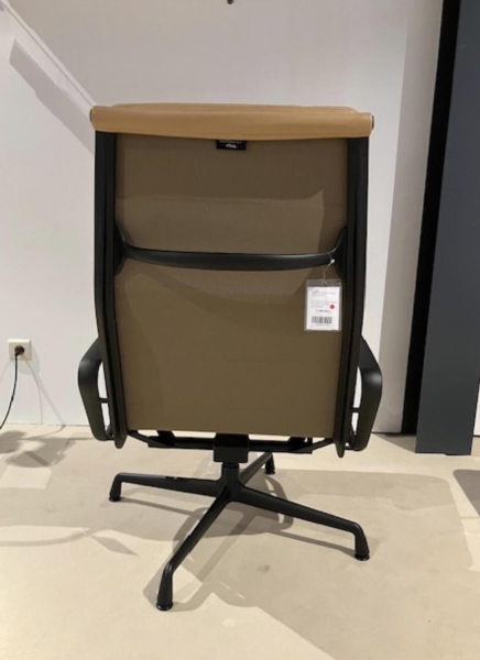 Vitra Relaxsessel Soft Pad EA222 Leder Hellbraun mit Hocker