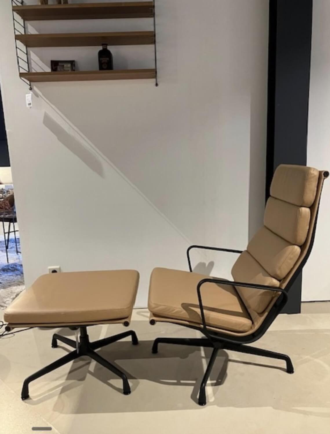 Vitra Relaxsessel Soft Pad EA222 Leder Hellbraun mit Hocker