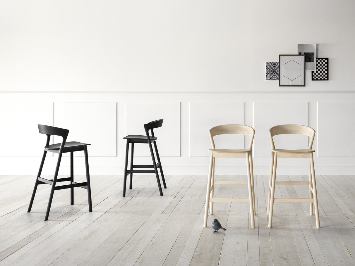 Edith stool in Massivholz Esche Schwarz