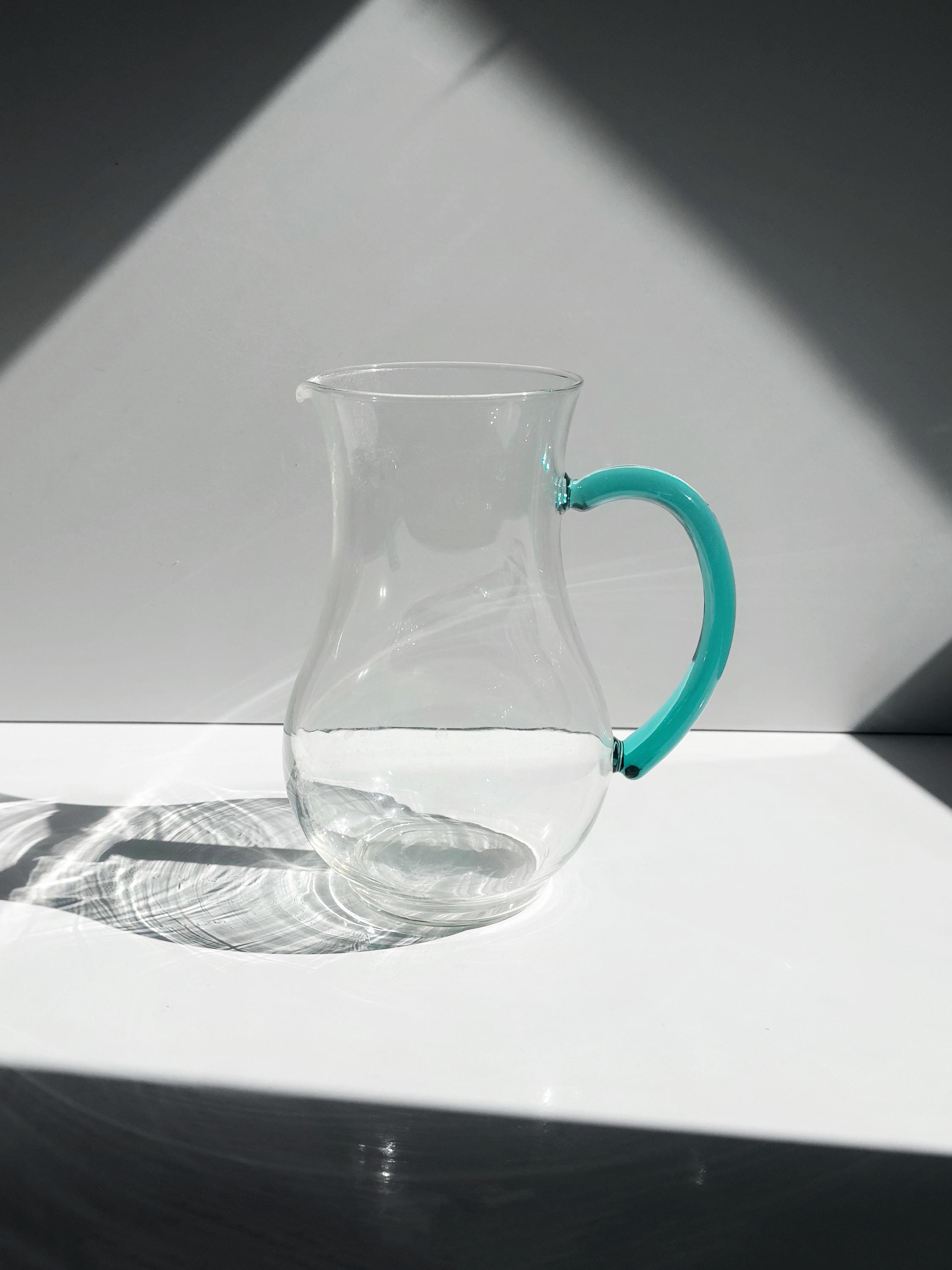 Vintage Luminarc Karaffe mit türkisgrünem Glashenkel