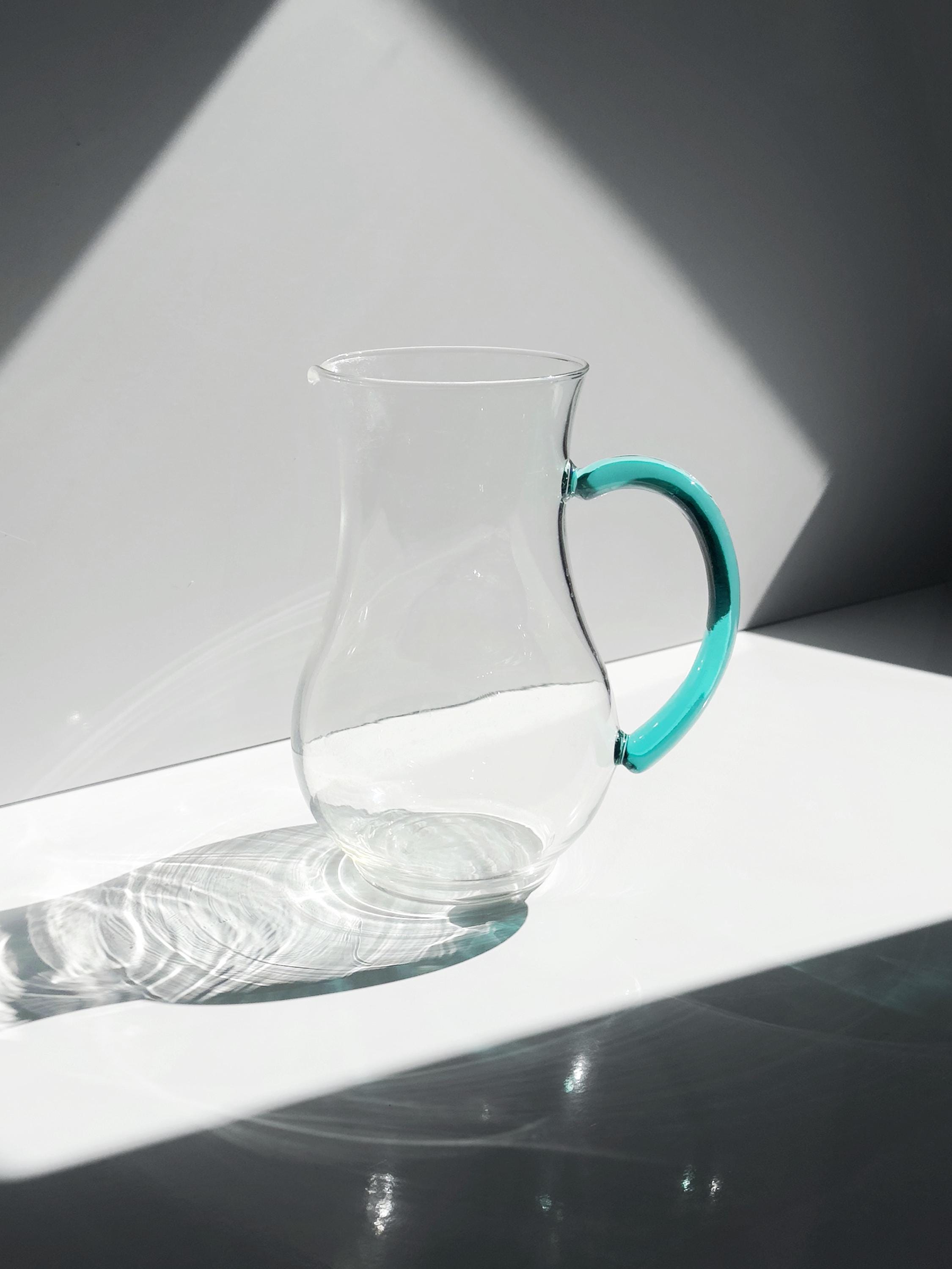 Vintage Luminarc Karaffe mit türkisgrünem Glashenkel