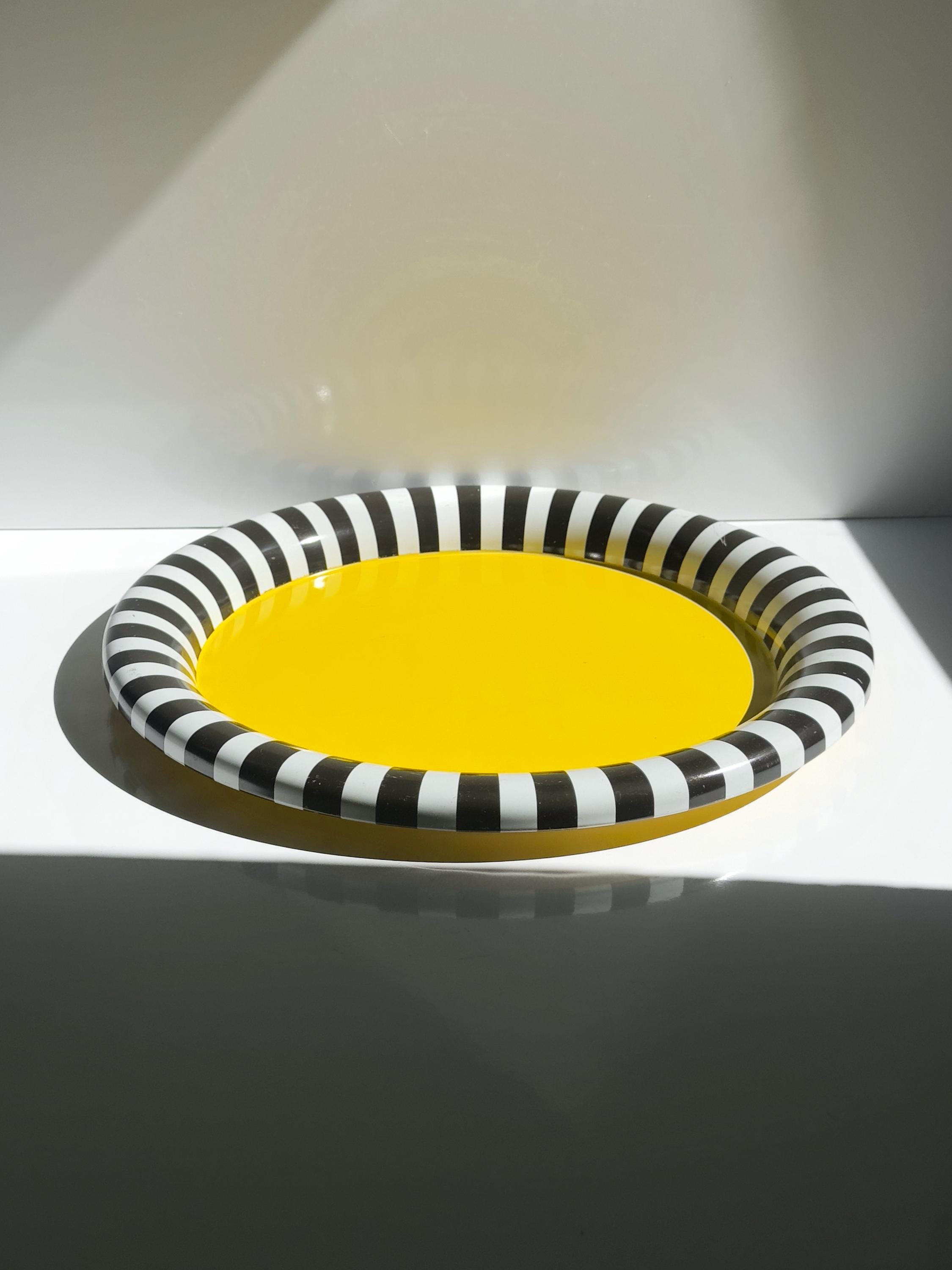 Vintage Postmodernes Metalltablett in Gelb