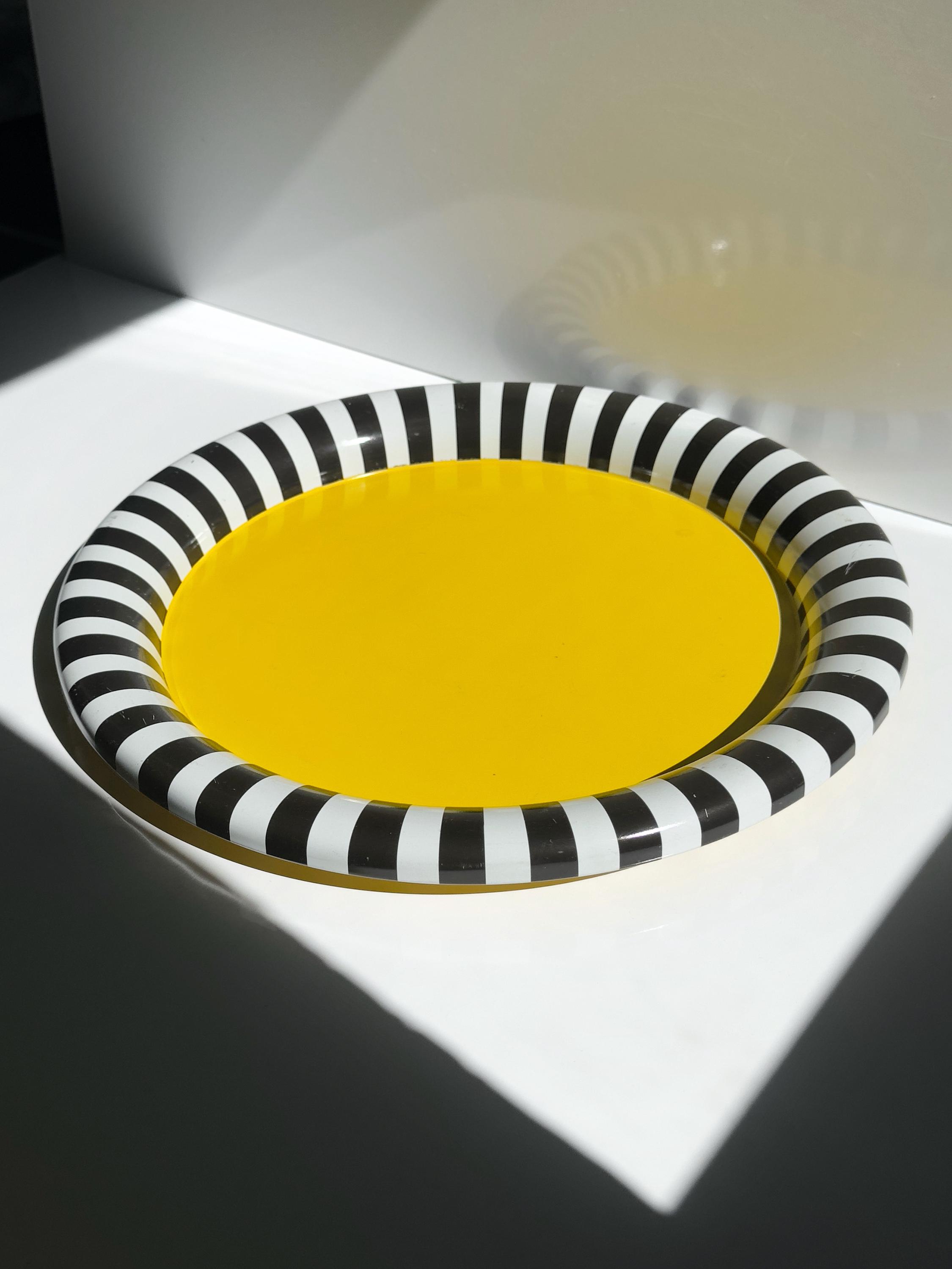 Vintage Postmodernes Metalltablett in Gelb