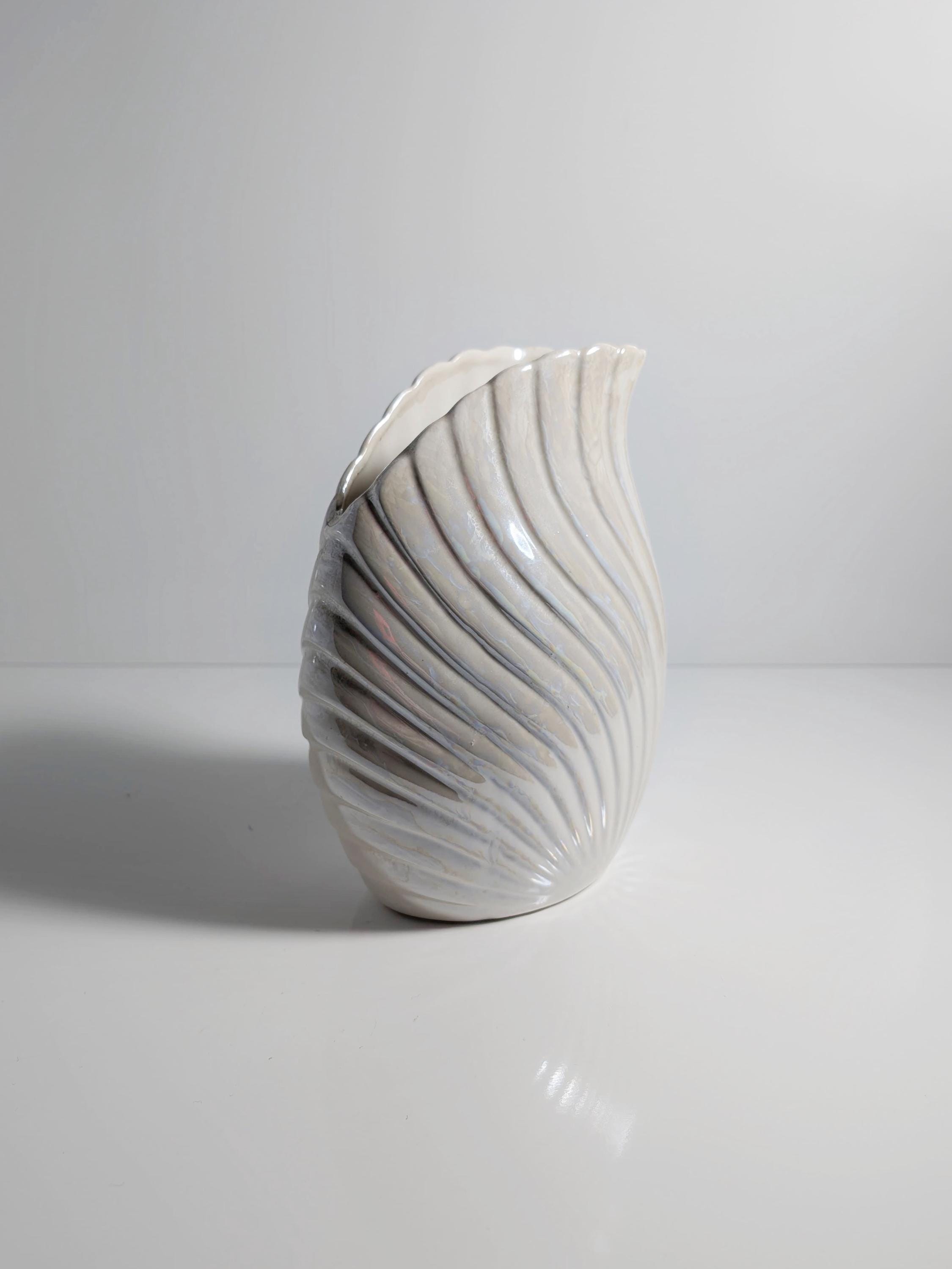 Vintage Keramikvase in Muschelform mit Perlglanz