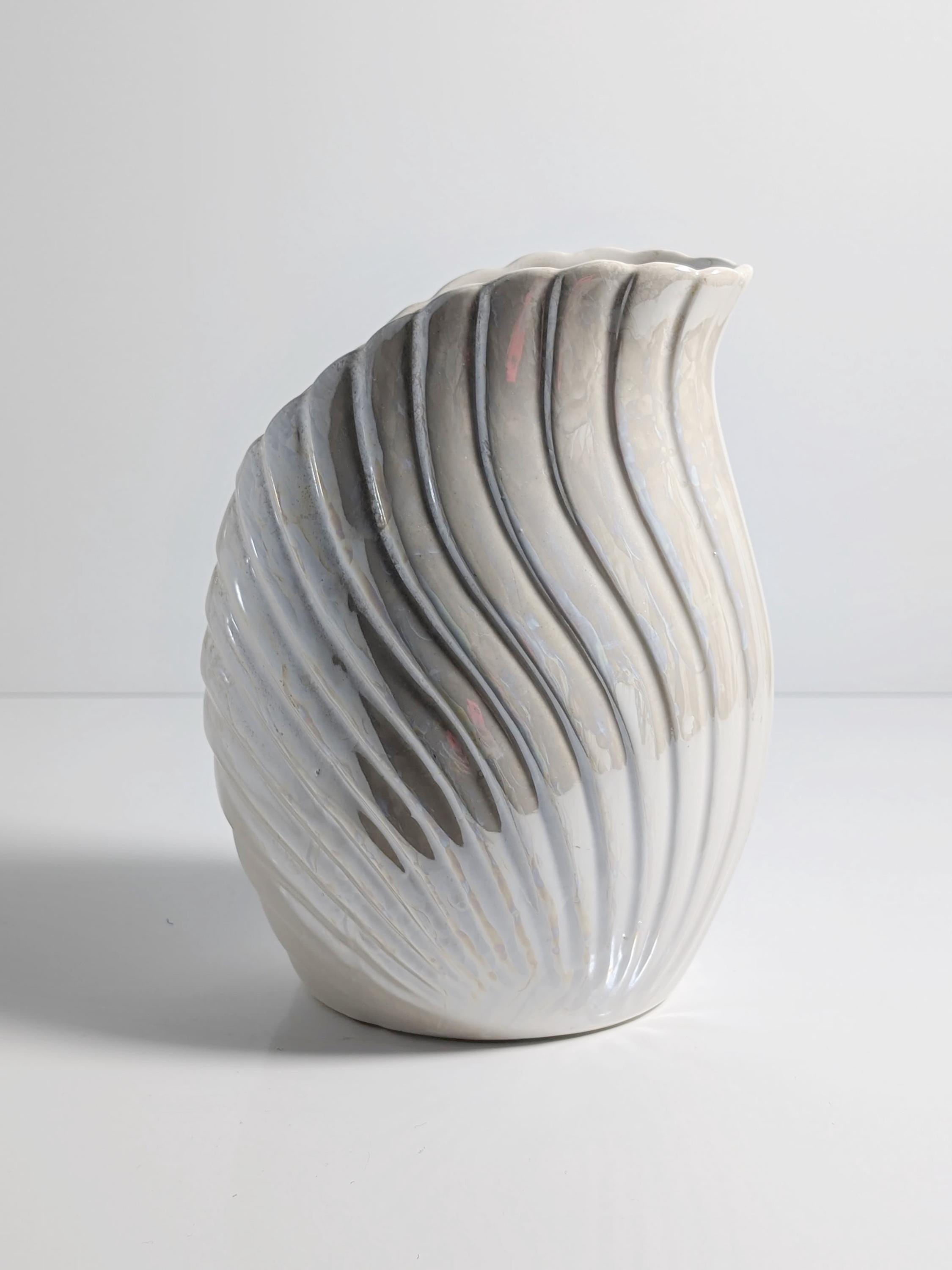 Vintage Keramikvase in Muschelform mit Perlglanz