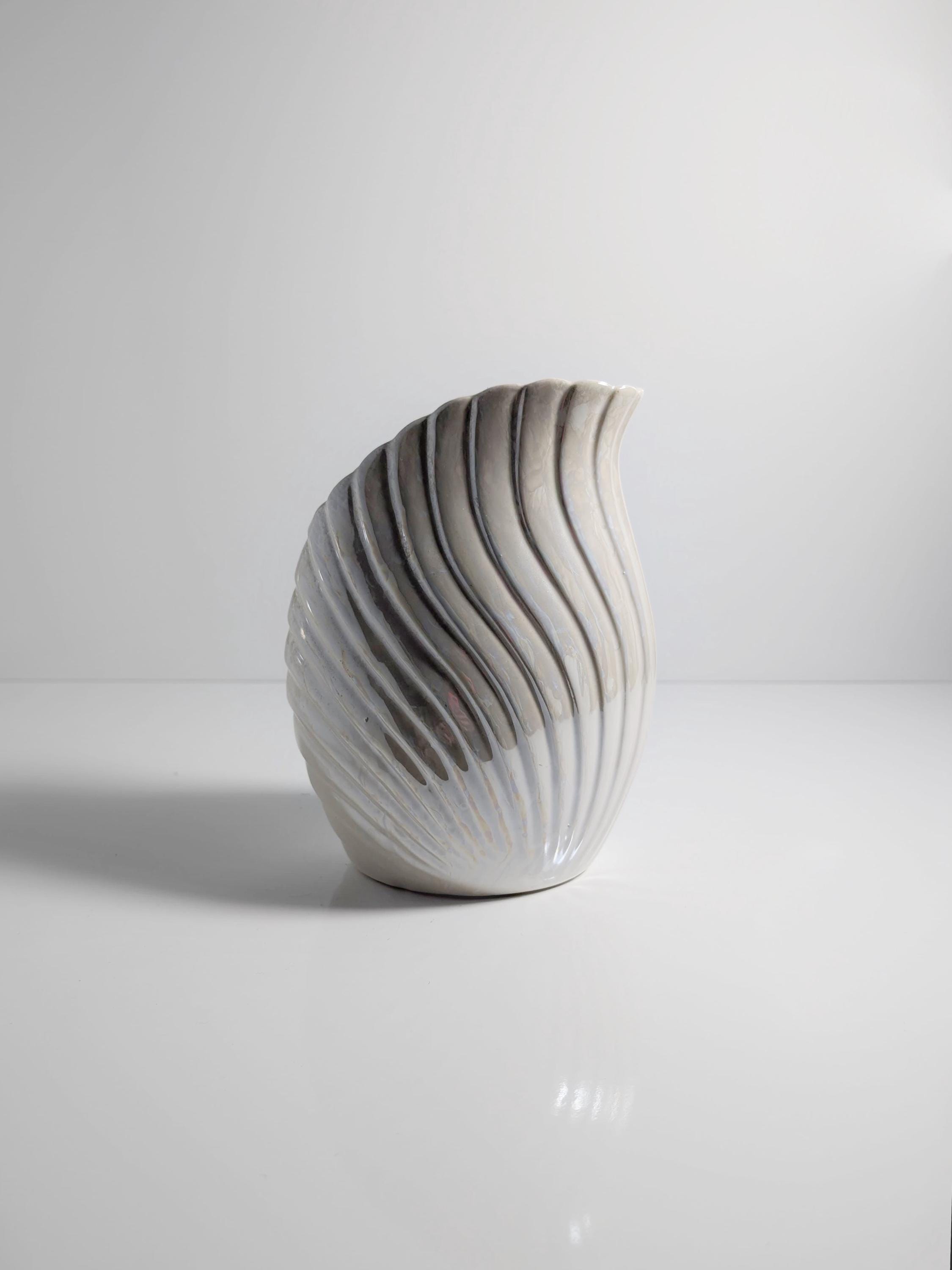 Vintage Keramikvase in Muschelform mit Perlglanz