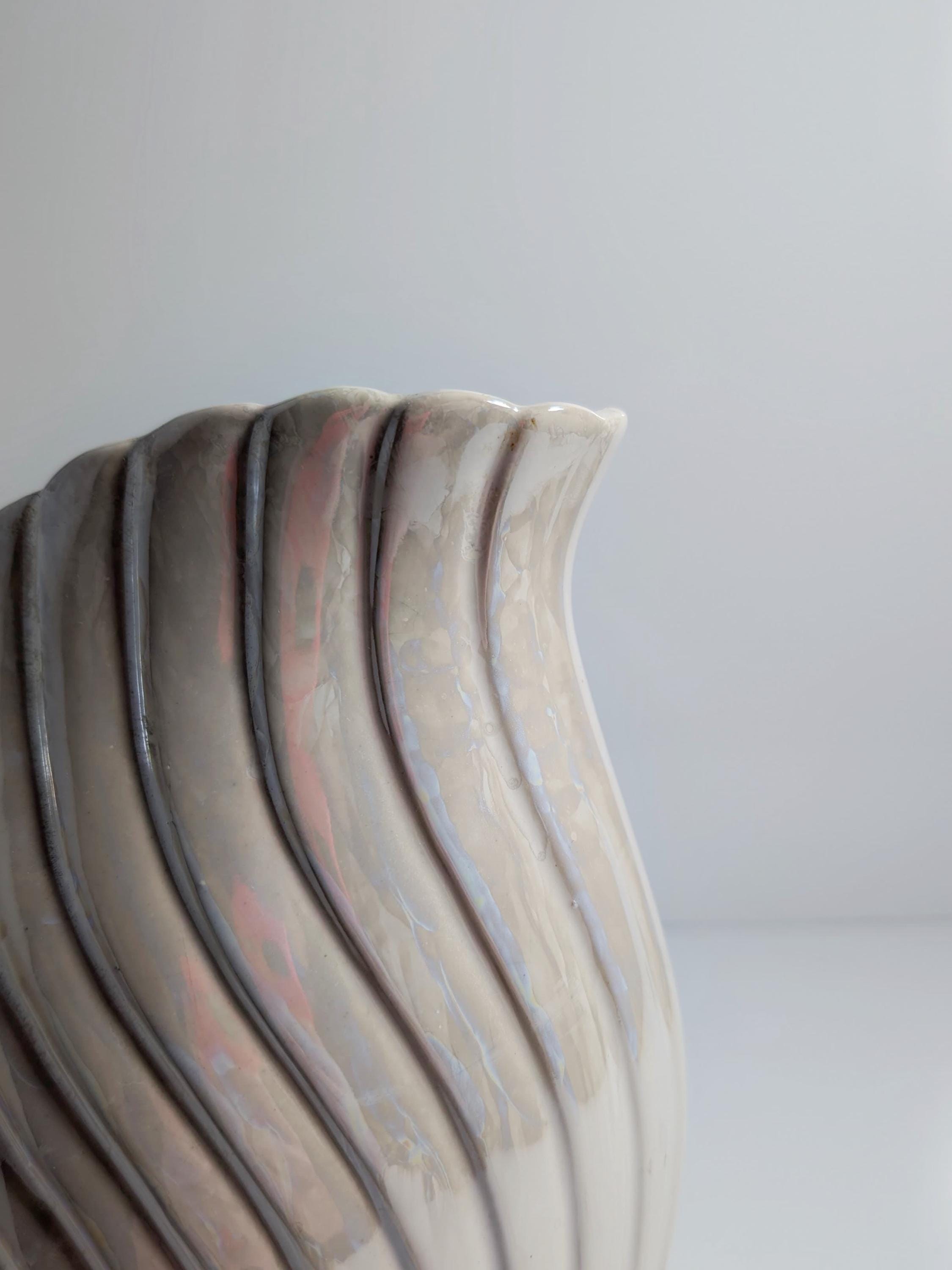 Vintage Keramikvase in Muschelform mit Perlglanz
