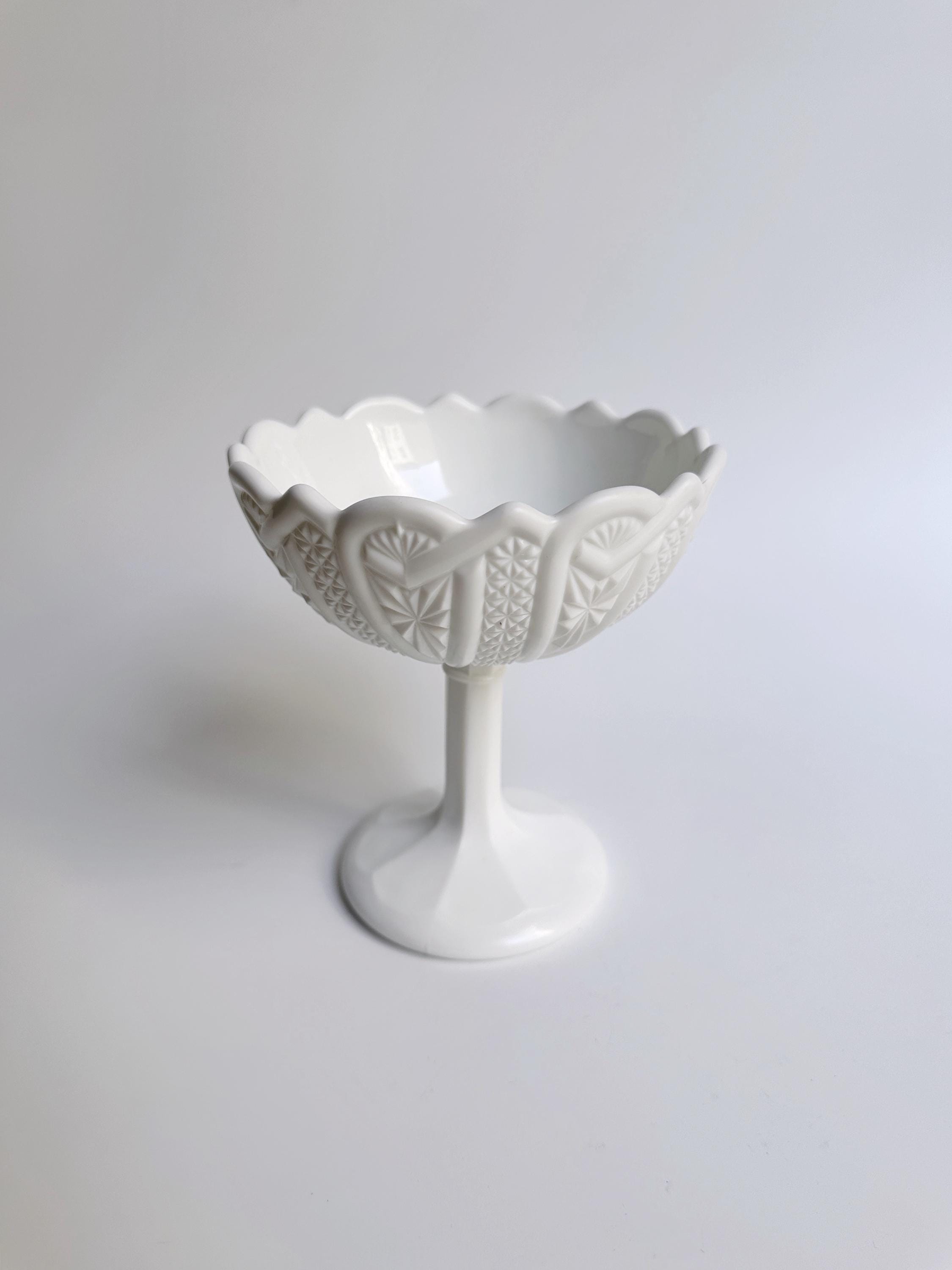 Jugendstil Fußschale aus weißem Opalglas mit Reliefdekor