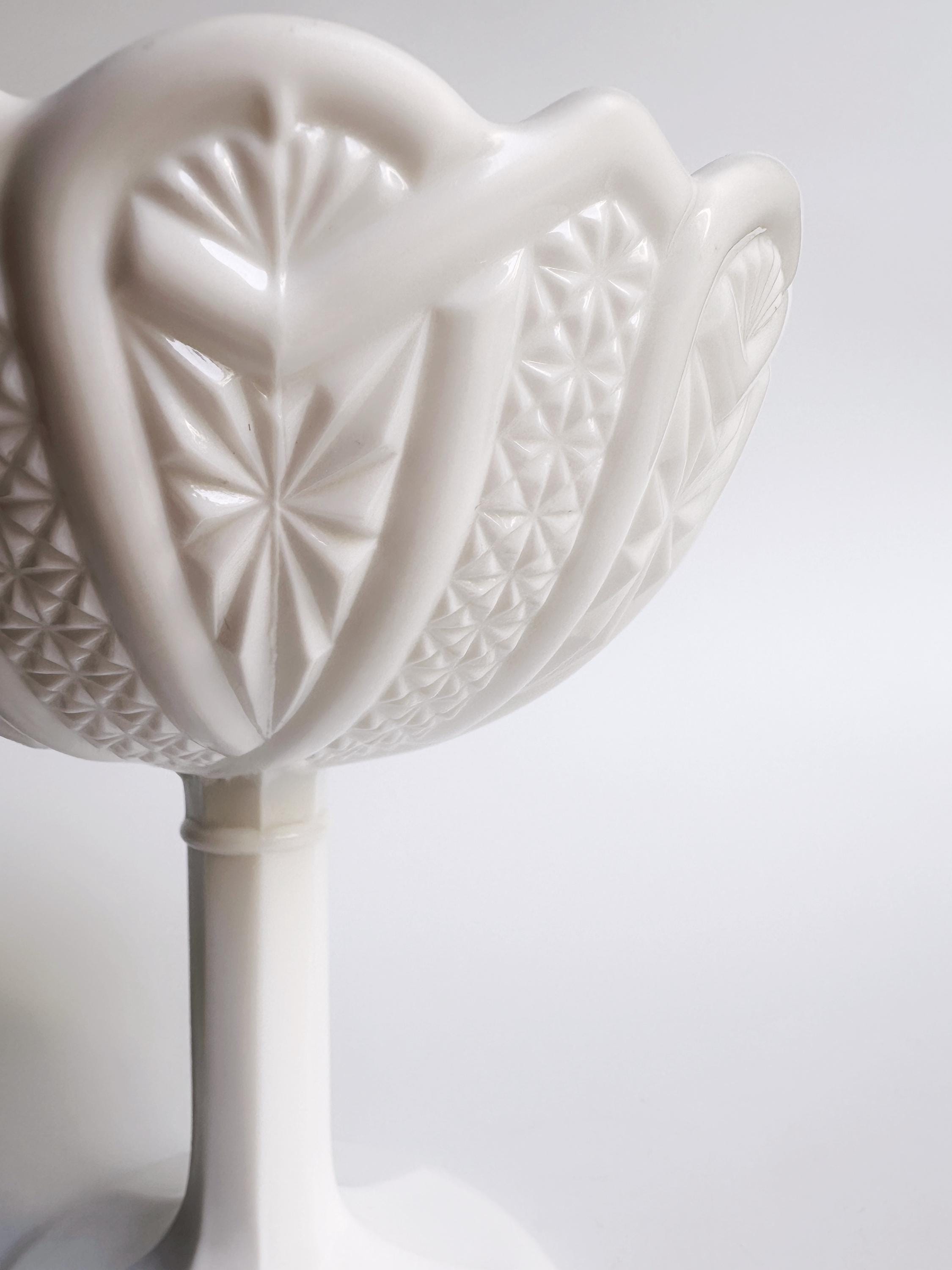 Jugendstil Fußschale aus weißem Opalglas mit Reliefdekor