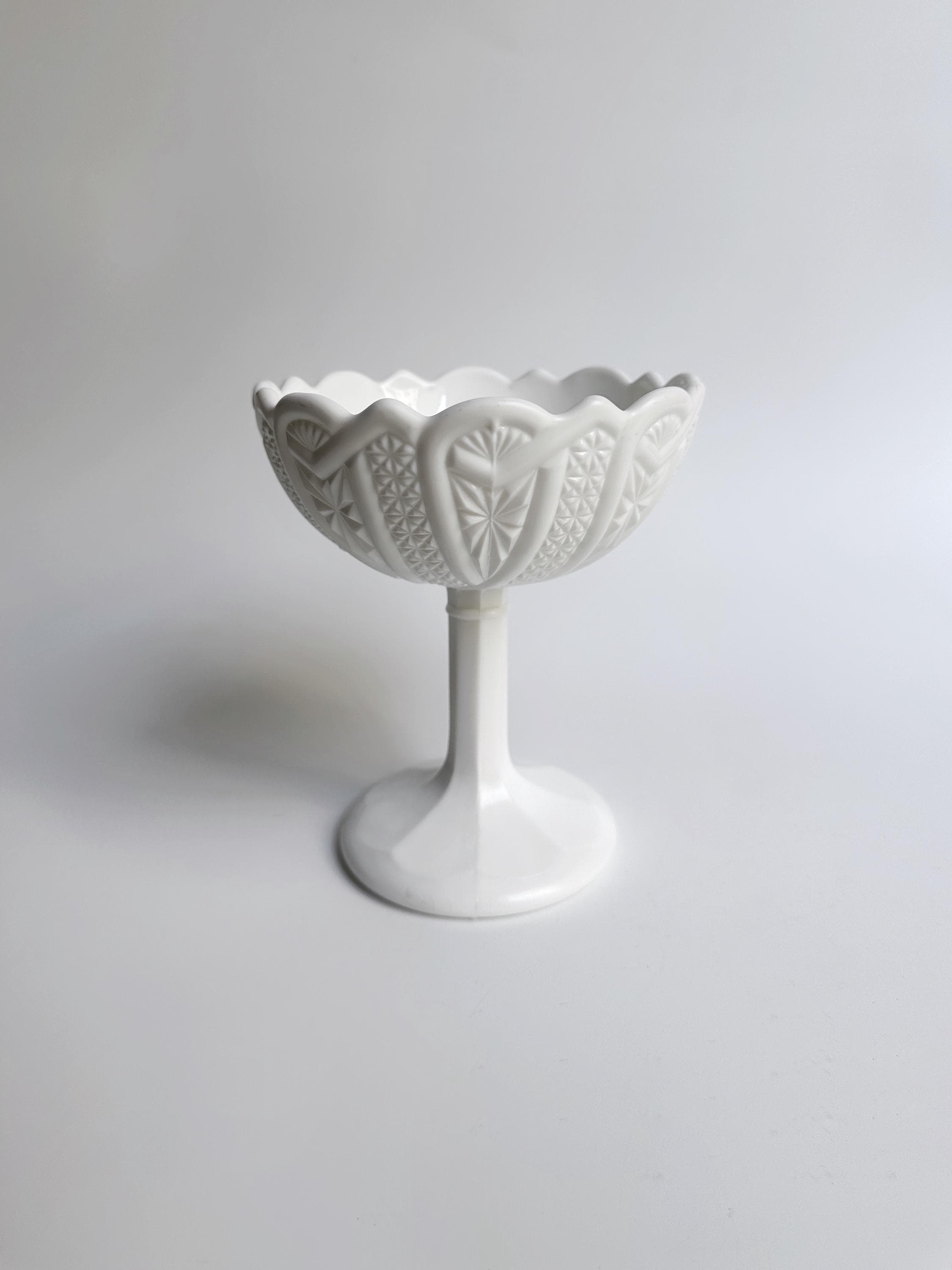 Jugendstil Fußschale aus weißem Opalglas mit Reliefdekor
