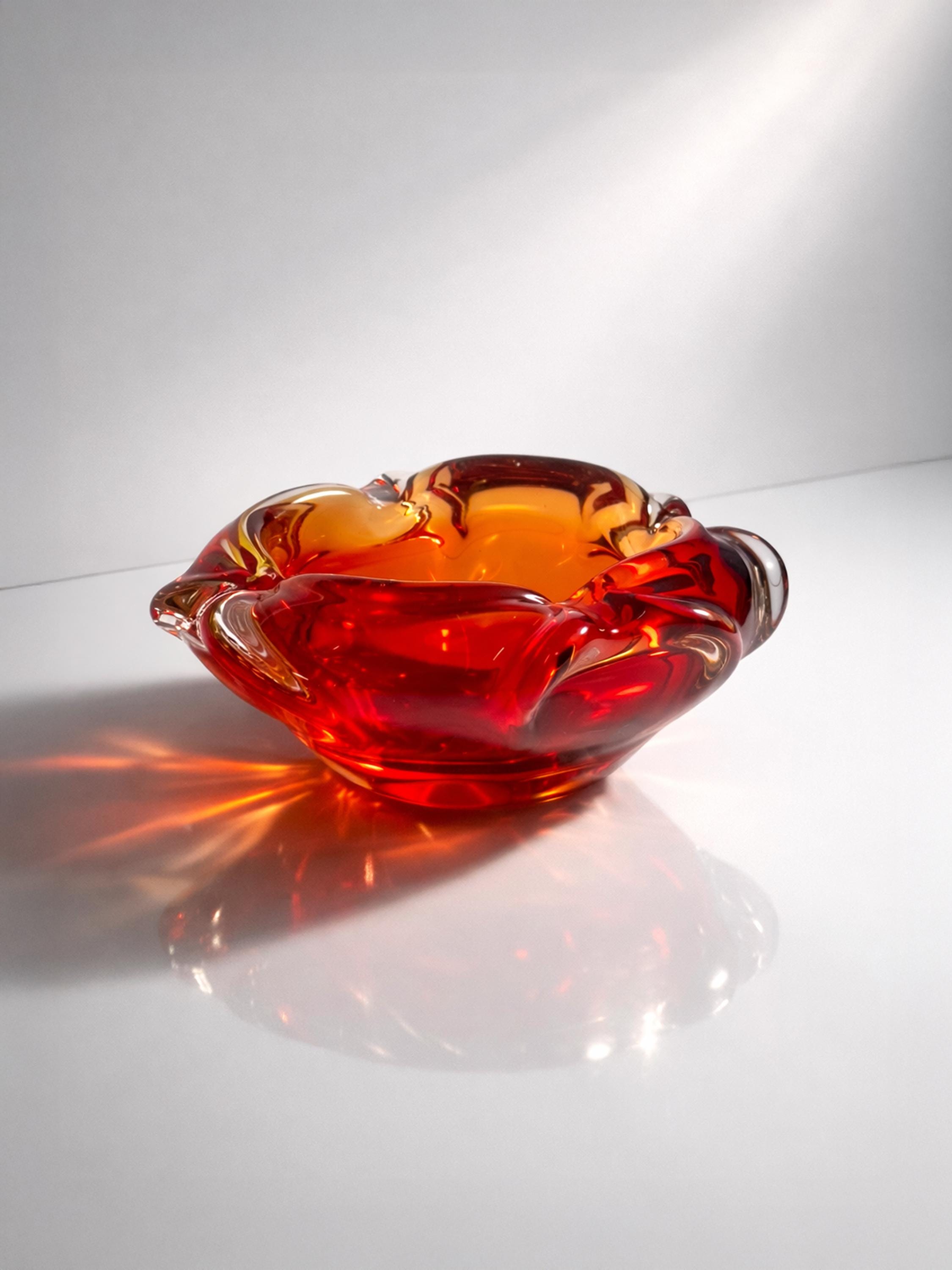 Böhmischer Art Glass Aschenbecher in Rot & Orange