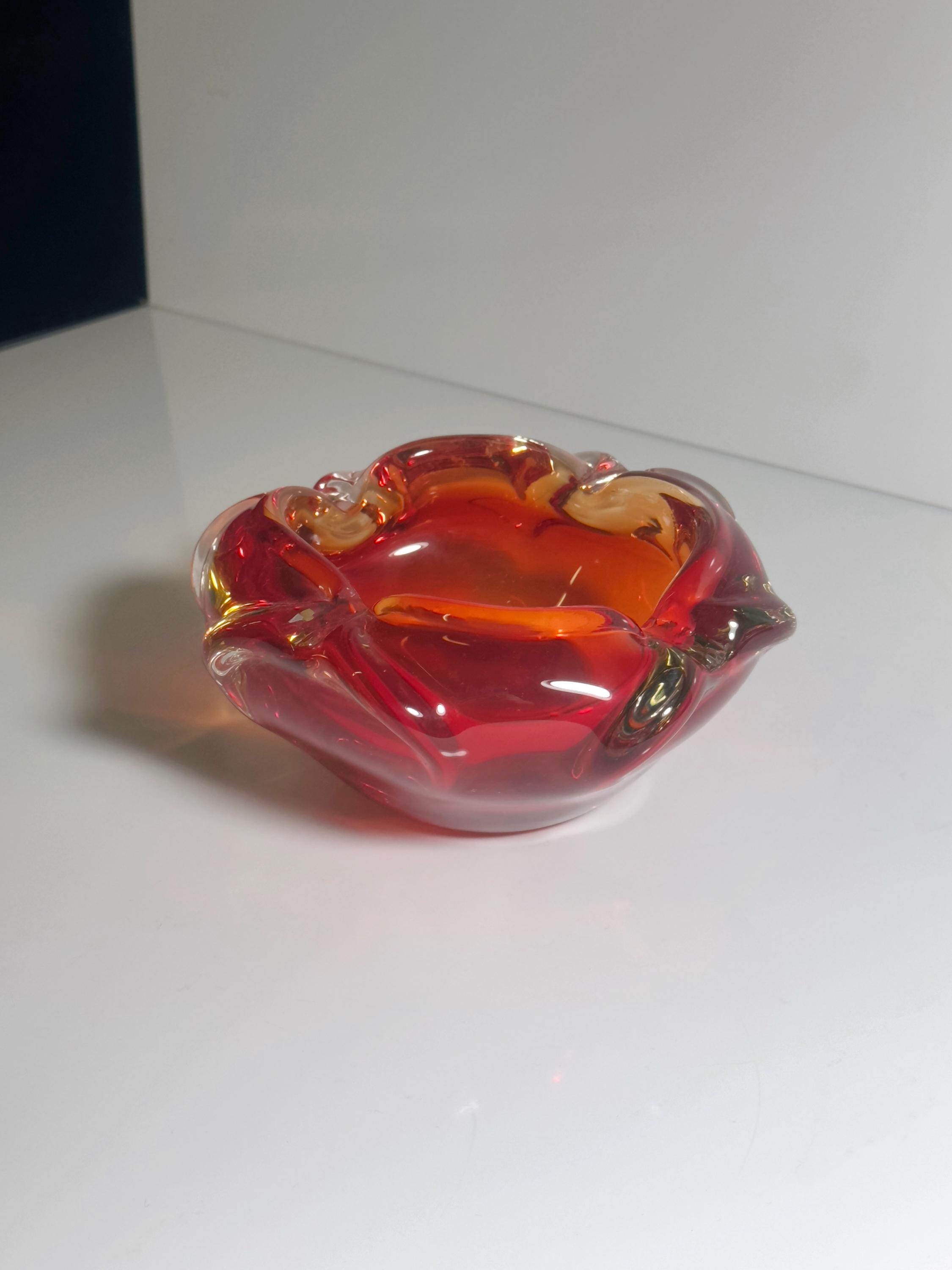 Böhmischer Art Glass Aschenbecher in Rot & Orange