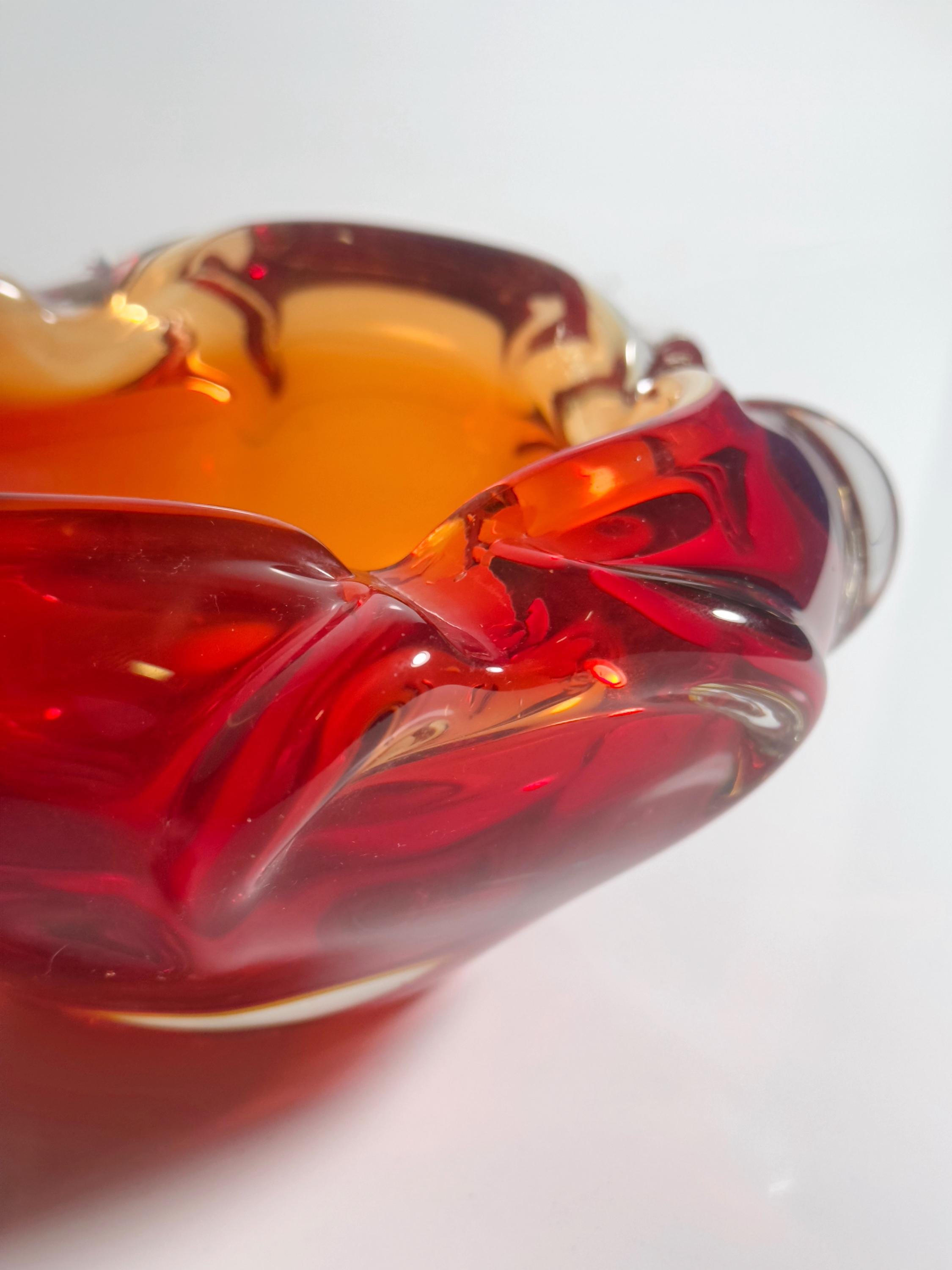 Böhmischer Art Glass Aschenbecher in Rot & Orange
