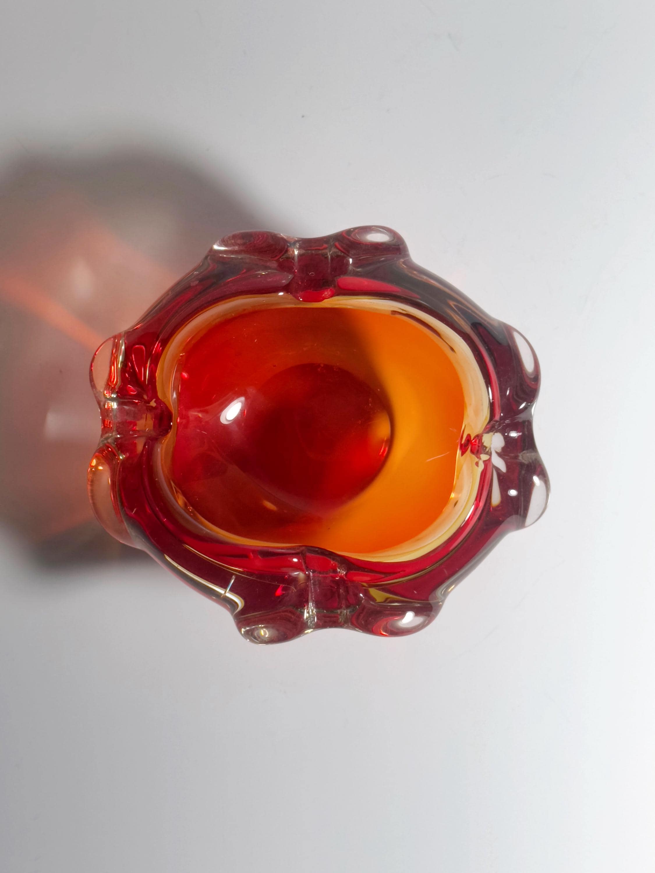 Böhmischer Art Glass Aschenbecher in Rot & Orange
