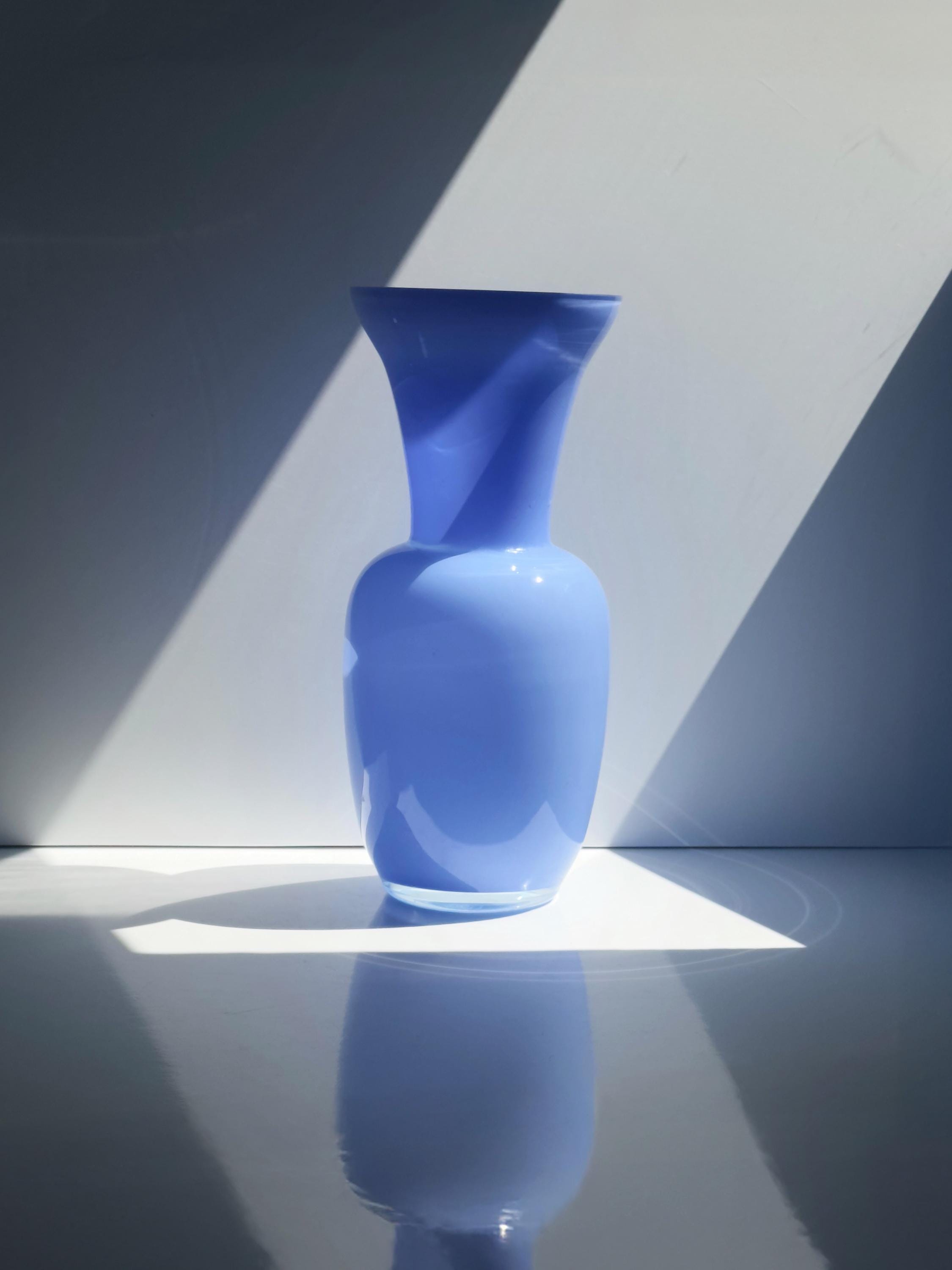 Vintage italienische Opalglas-Vase in Blau