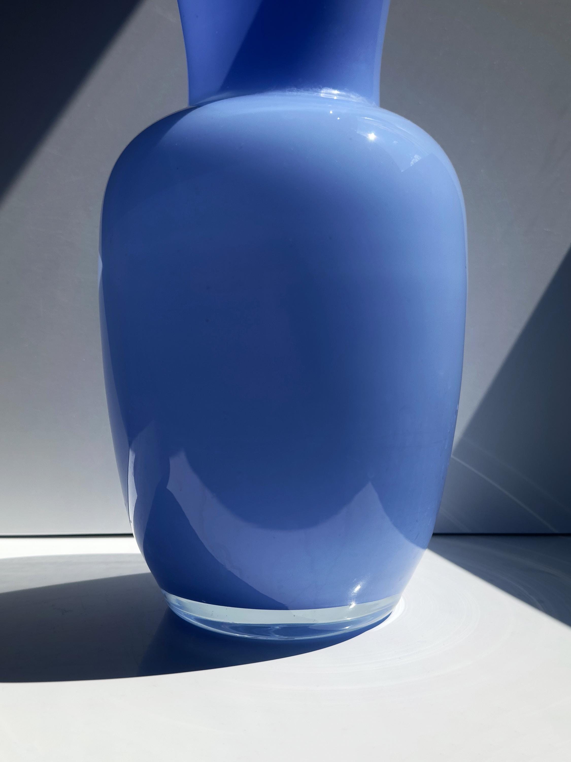 Vintage italienische Opalglas-Vase in Blau