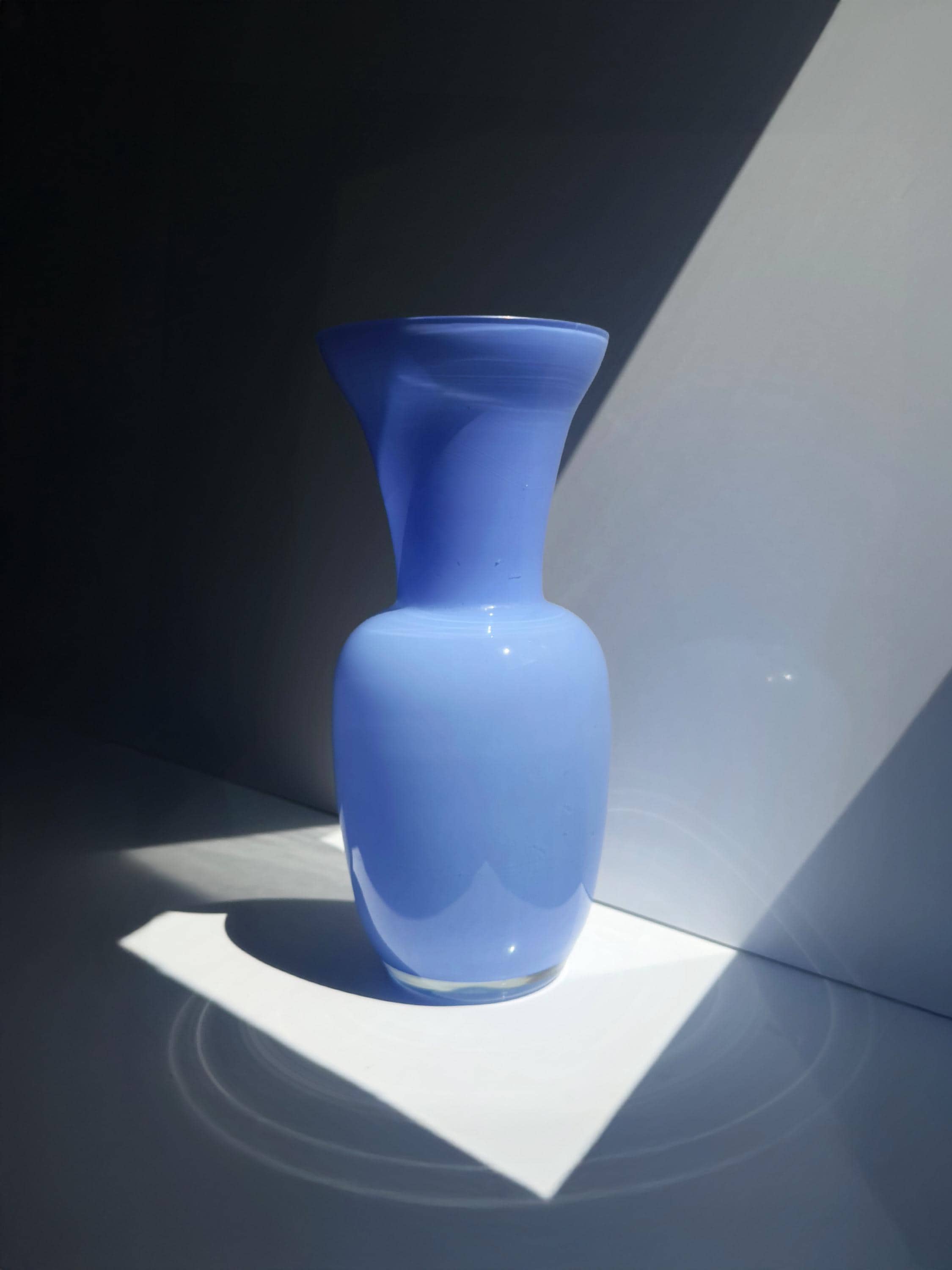 Vintage italienische Opalglas-Vase in Blau
