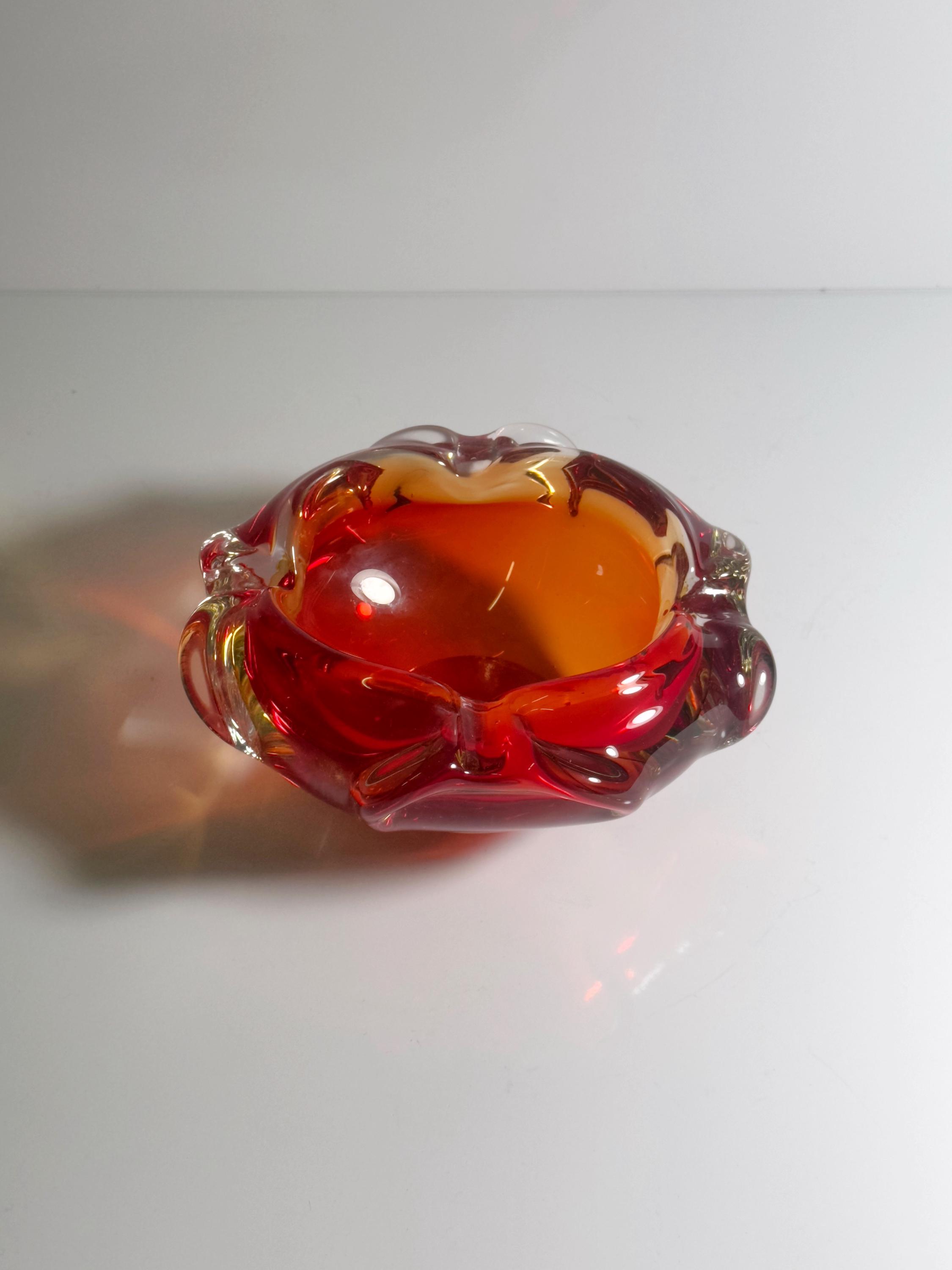 Böhmischer Art Glass Aschenbecher in Rot & Orange
