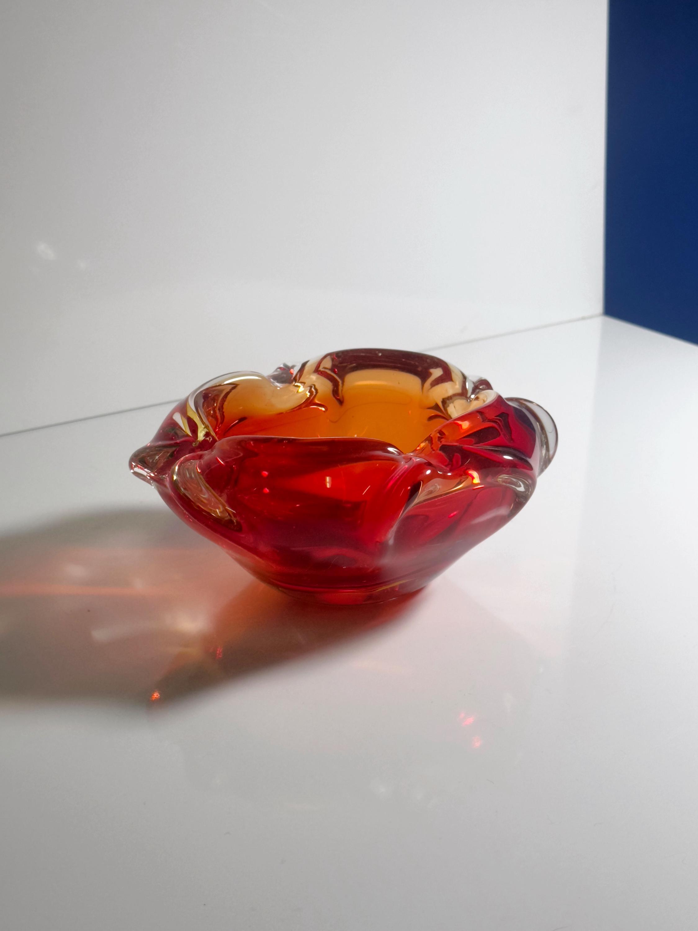 Böhmischer Art Glass Aschenbecher in Rot & Orange