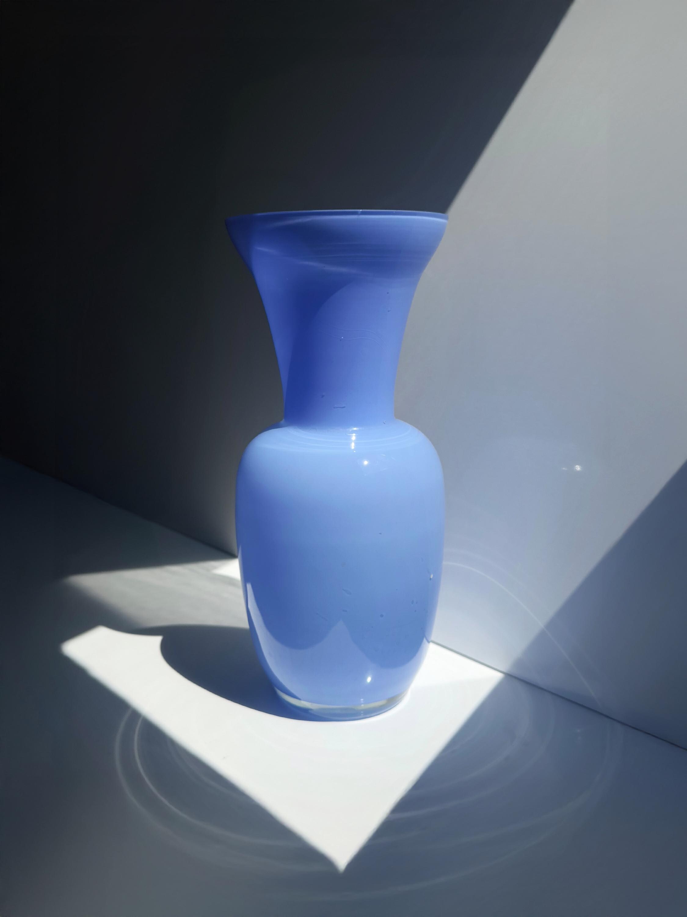 Vintage italienische Opalglas-Vase in Blau