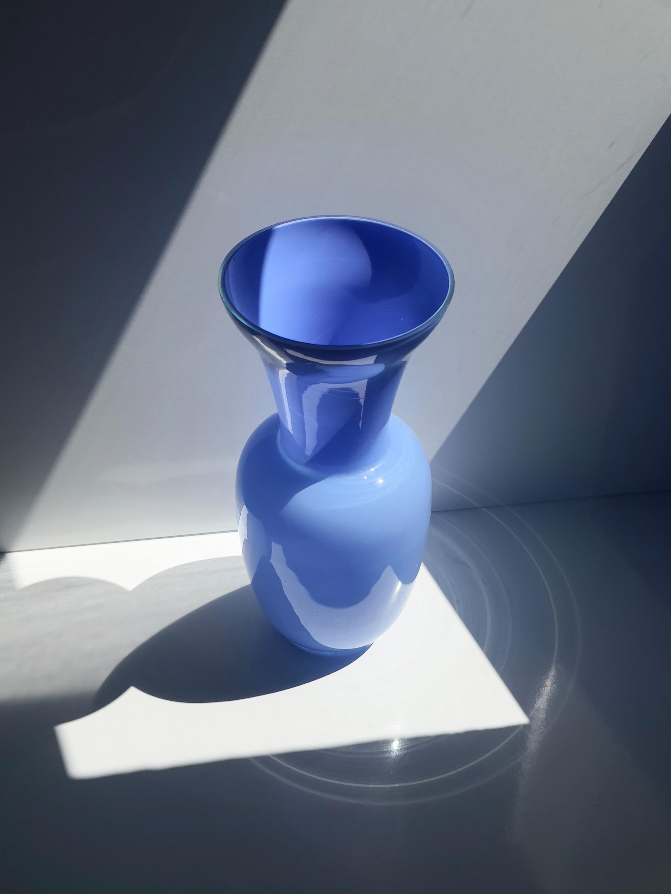Vintage italienische Opalglas-Vase in Blau