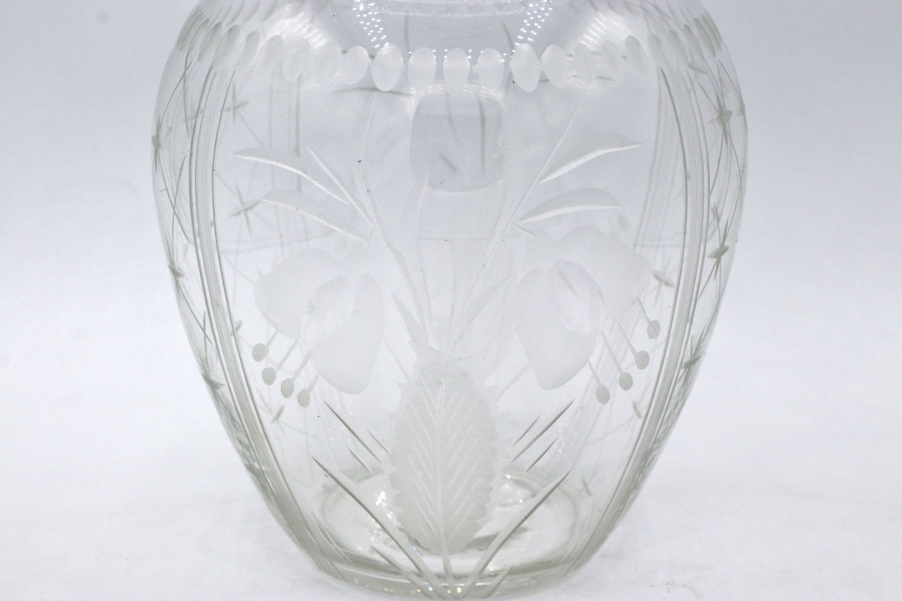 Art Deco Glasvase mit Schliffdekor und floralen Details