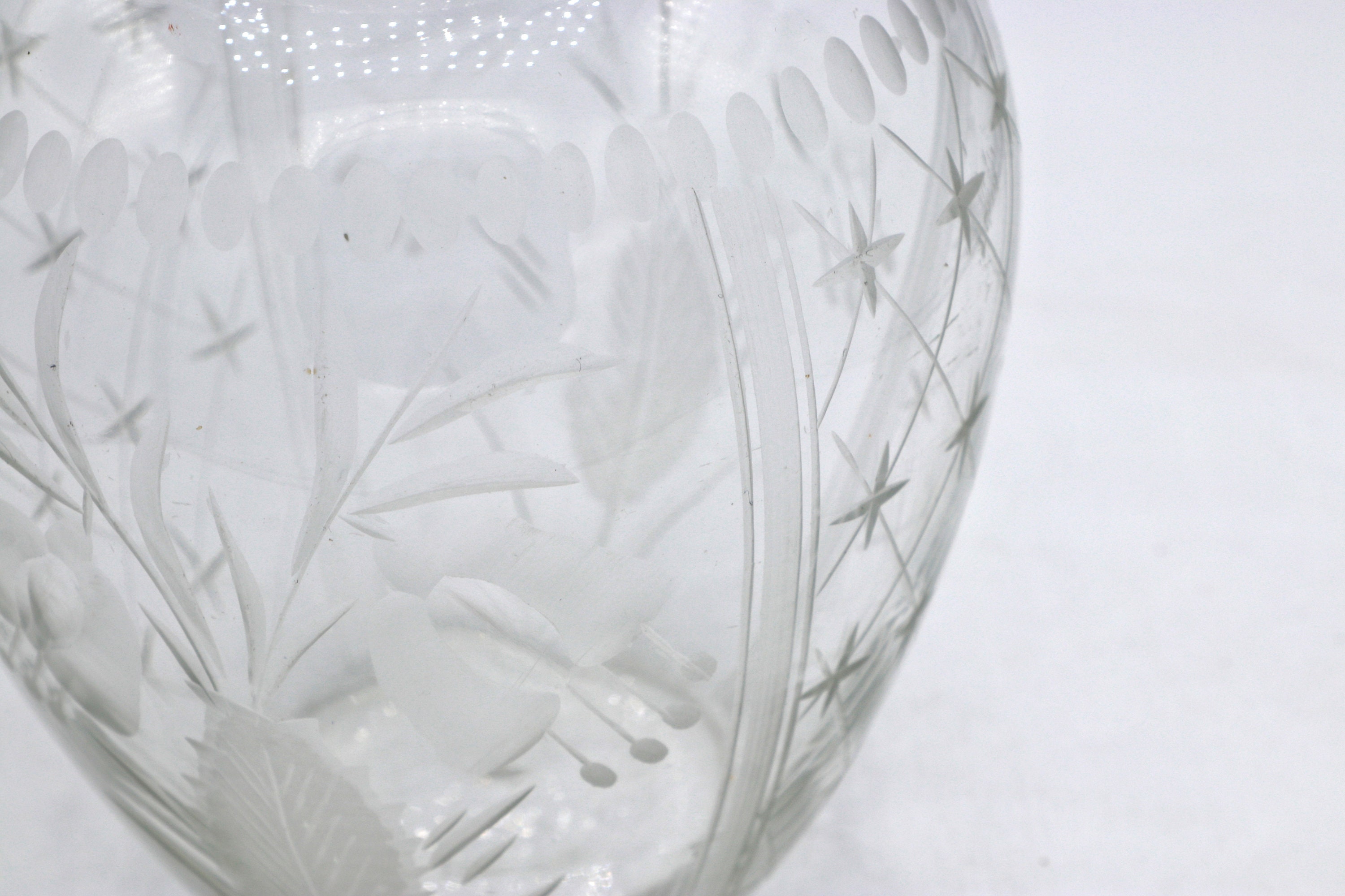 Art Deco Glasvase mit Schliffdekor und floralen Details