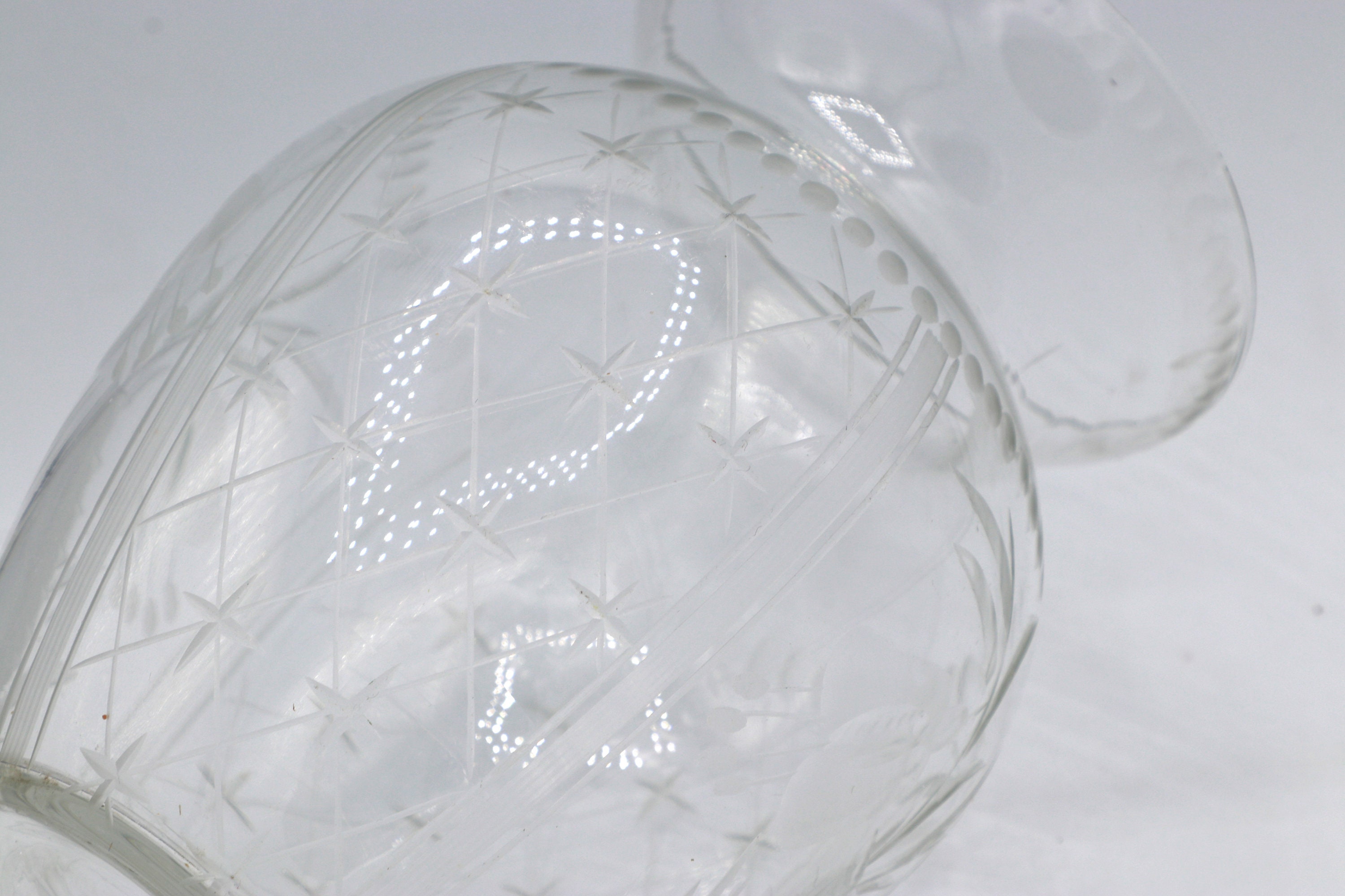 Art Deco Glasvase mit Schliffdekor und floralen Details