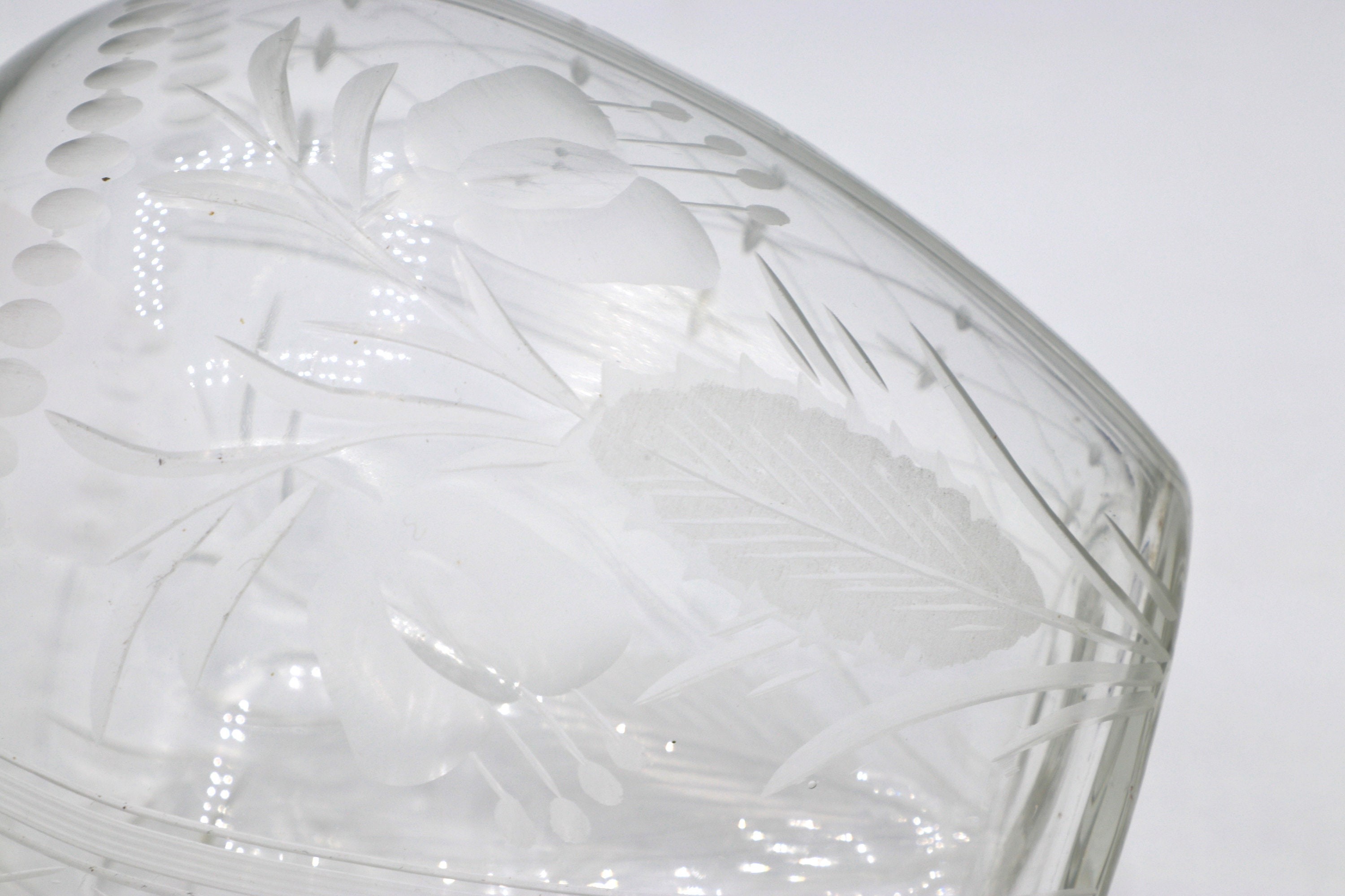 Art Deco Glasvase mit Schliffdekor und floralen Details