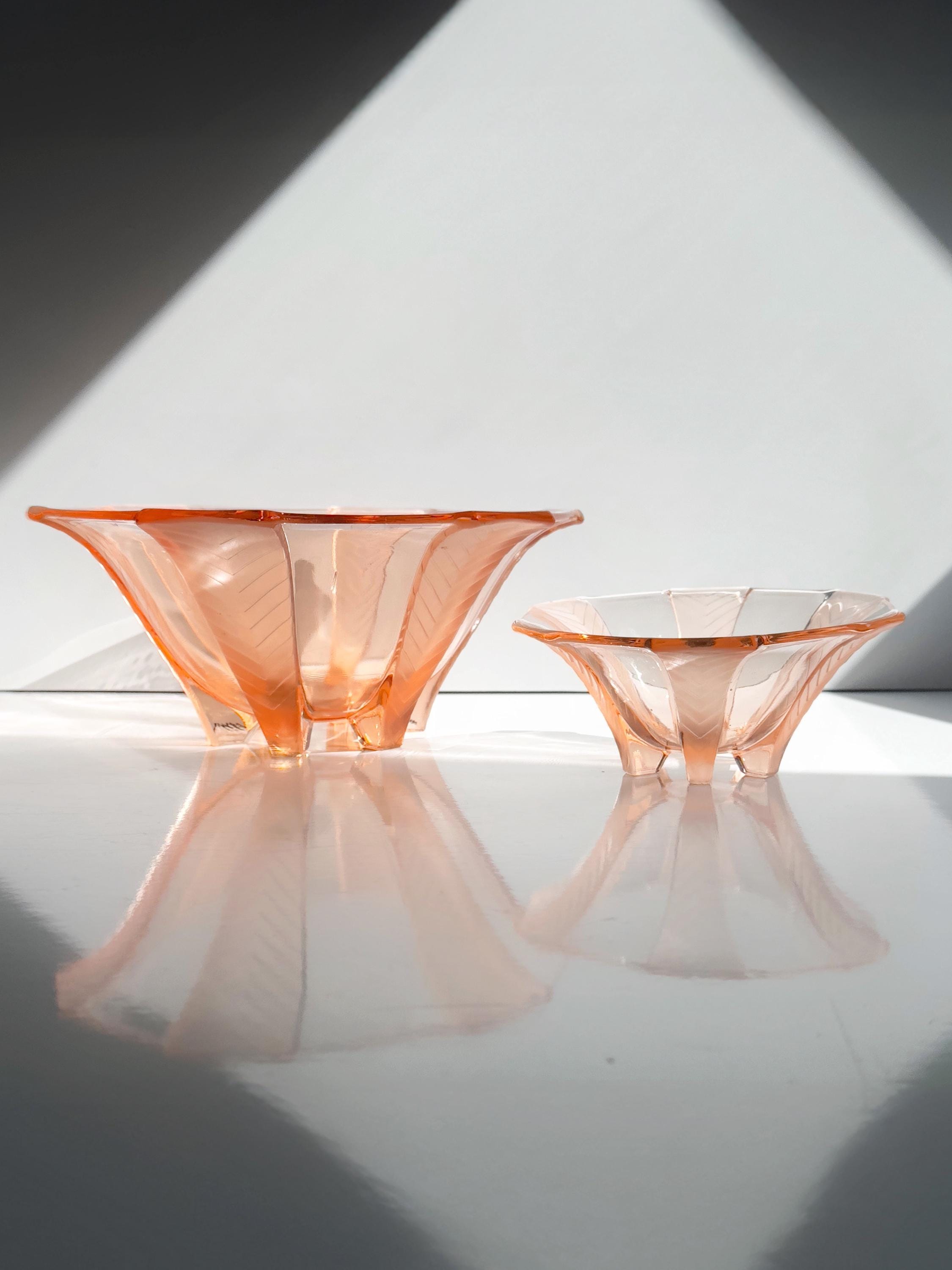 2 Walther & Söhne „Athene“ Art-Deco Schalen aus Rosalinglas