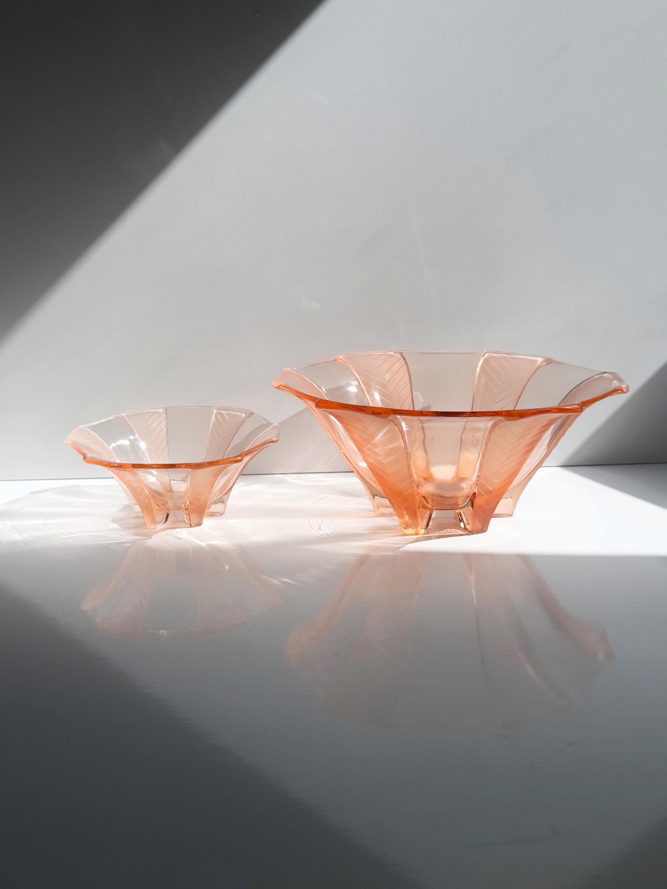 2 Walther & Söhne „Athene“ Art-Deco Schalen aus Rosalinglas