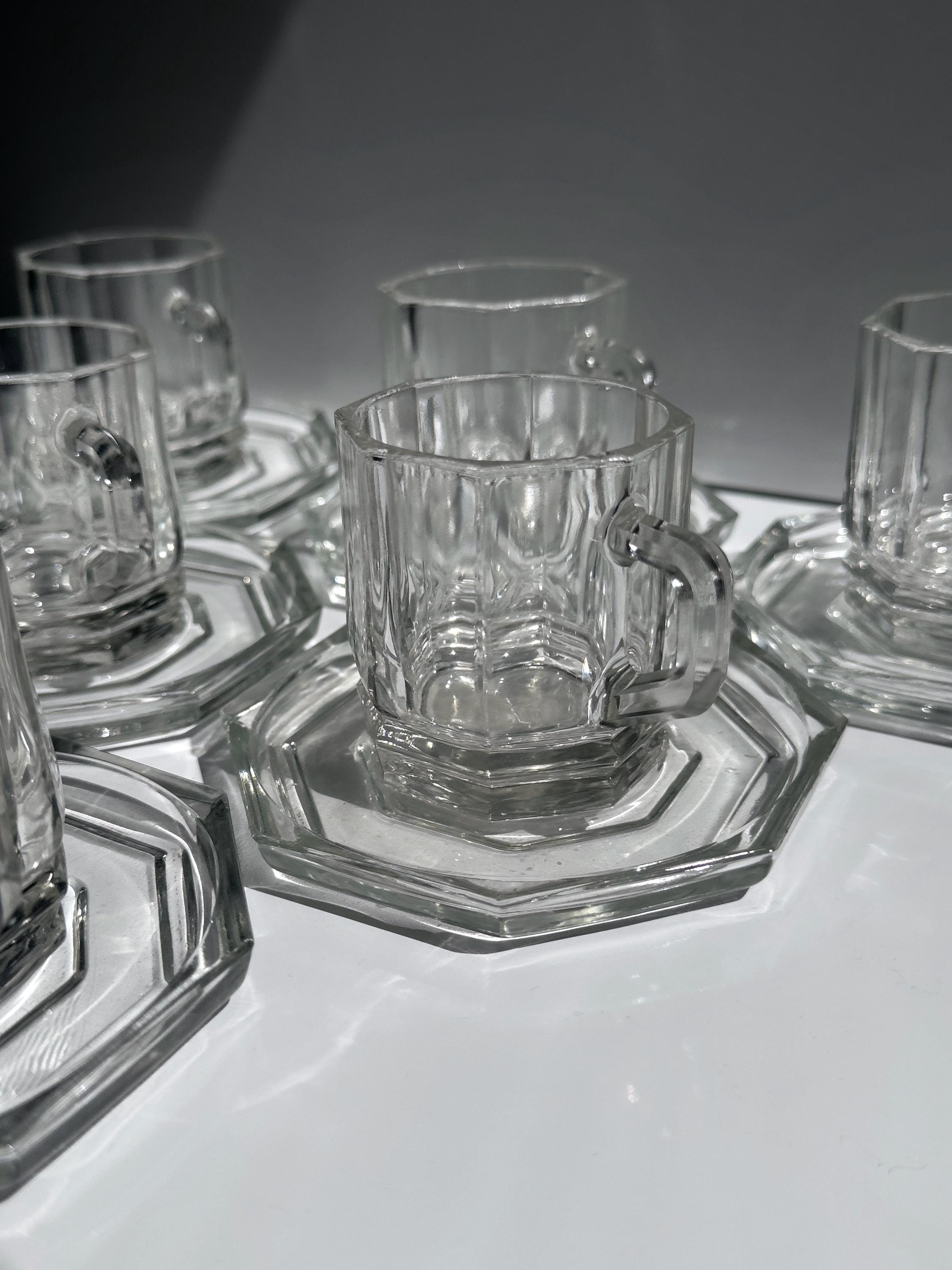 6 Vintage Glas-Espressotassen mit achteckigen Untertassen
